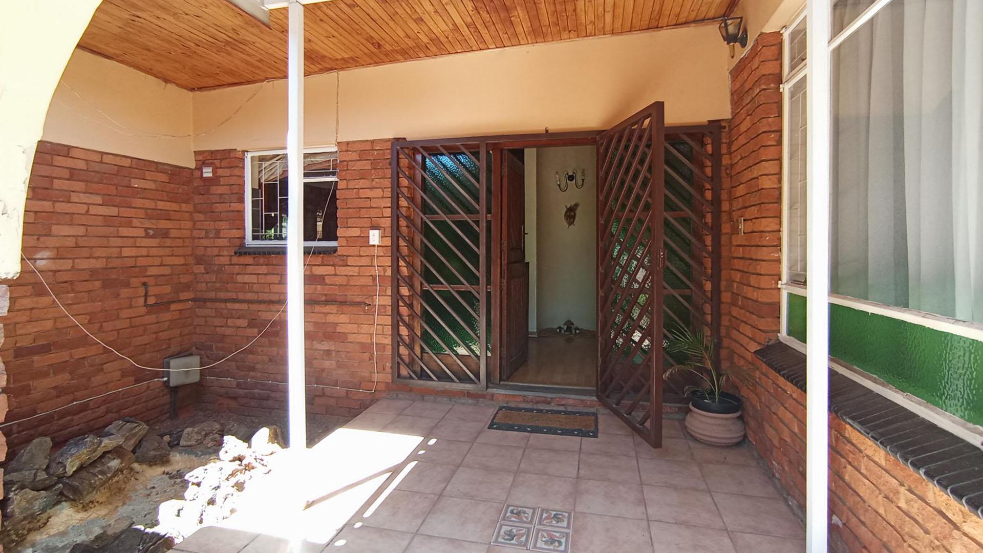 Front View of property in Constantiapark