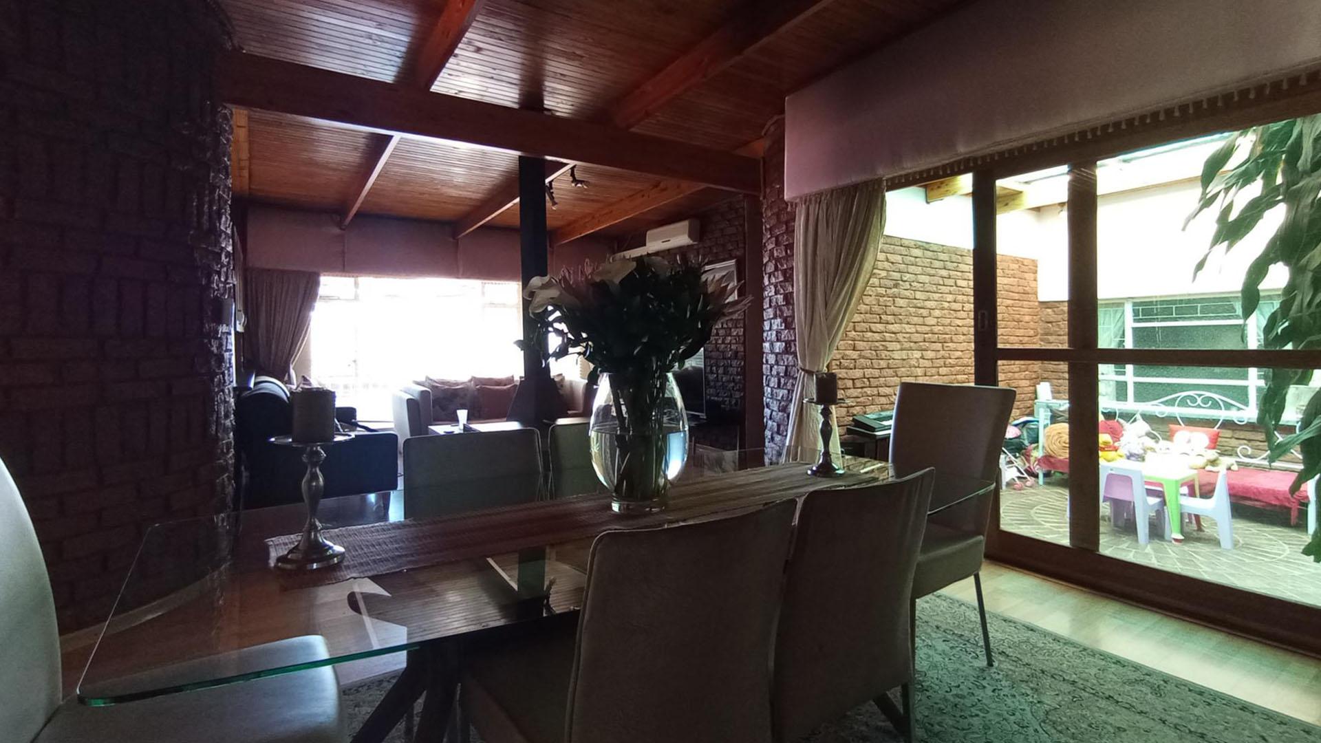 Dining Room - 27 square meters of property in Constantiapark