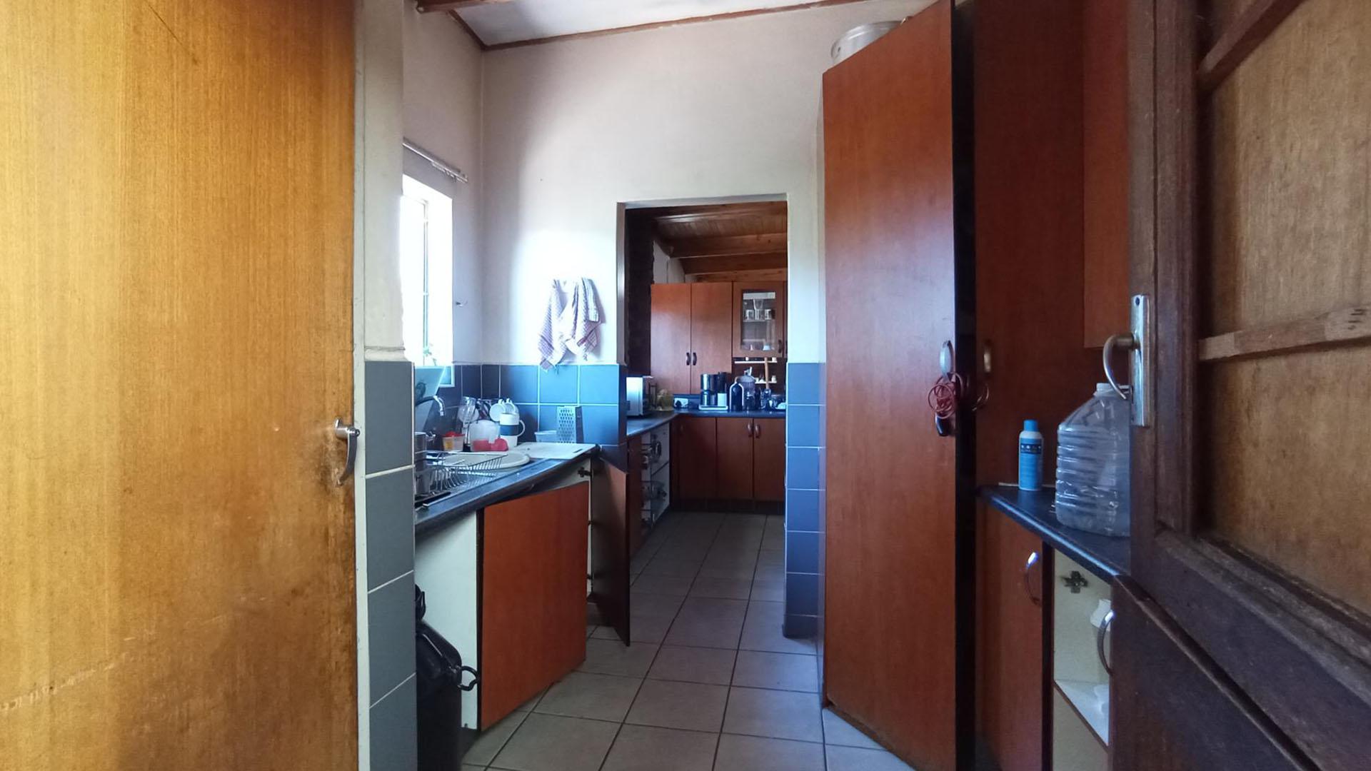 Kitchen - 19 square meters of property in Constantiapark