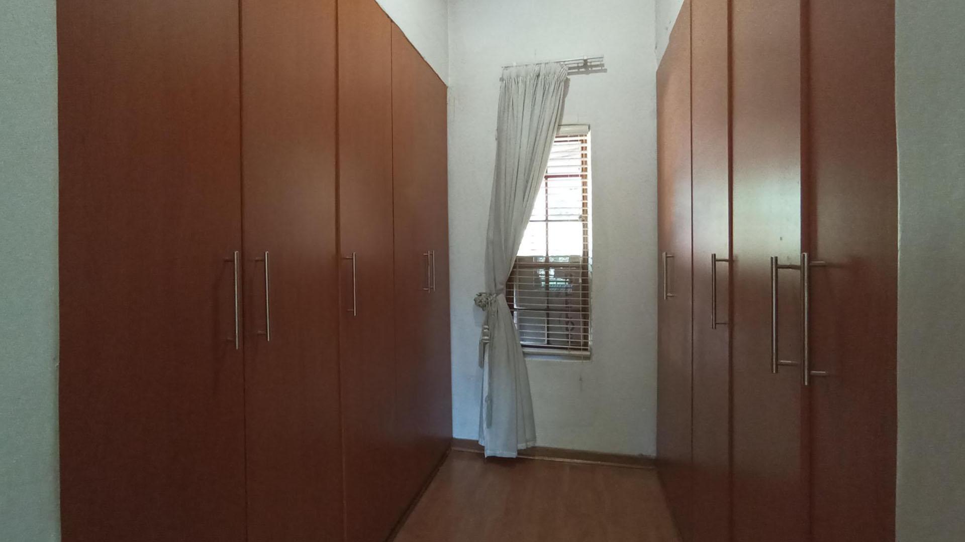 Main Bedroom - 32 square meters of property in Constantiapark