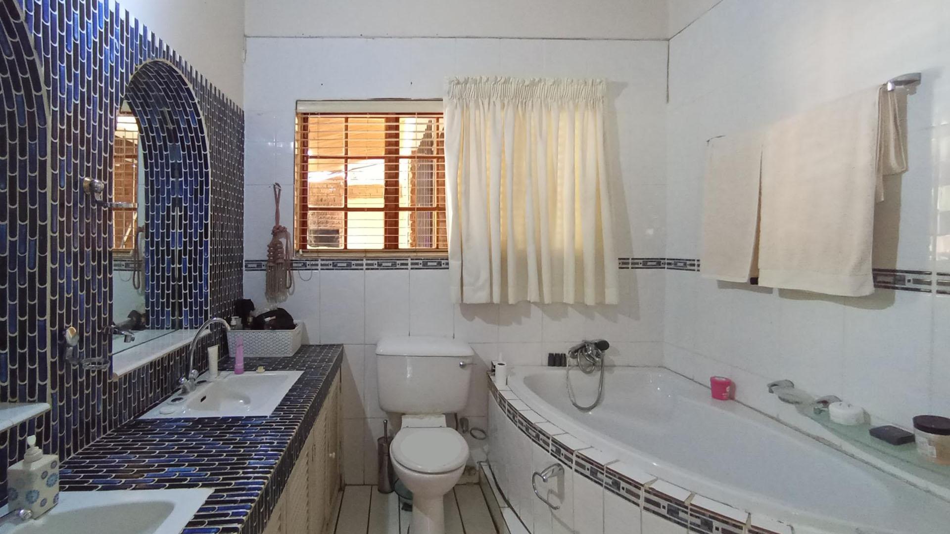 Main Bathroom - 8 square meters of property in Constantiapark