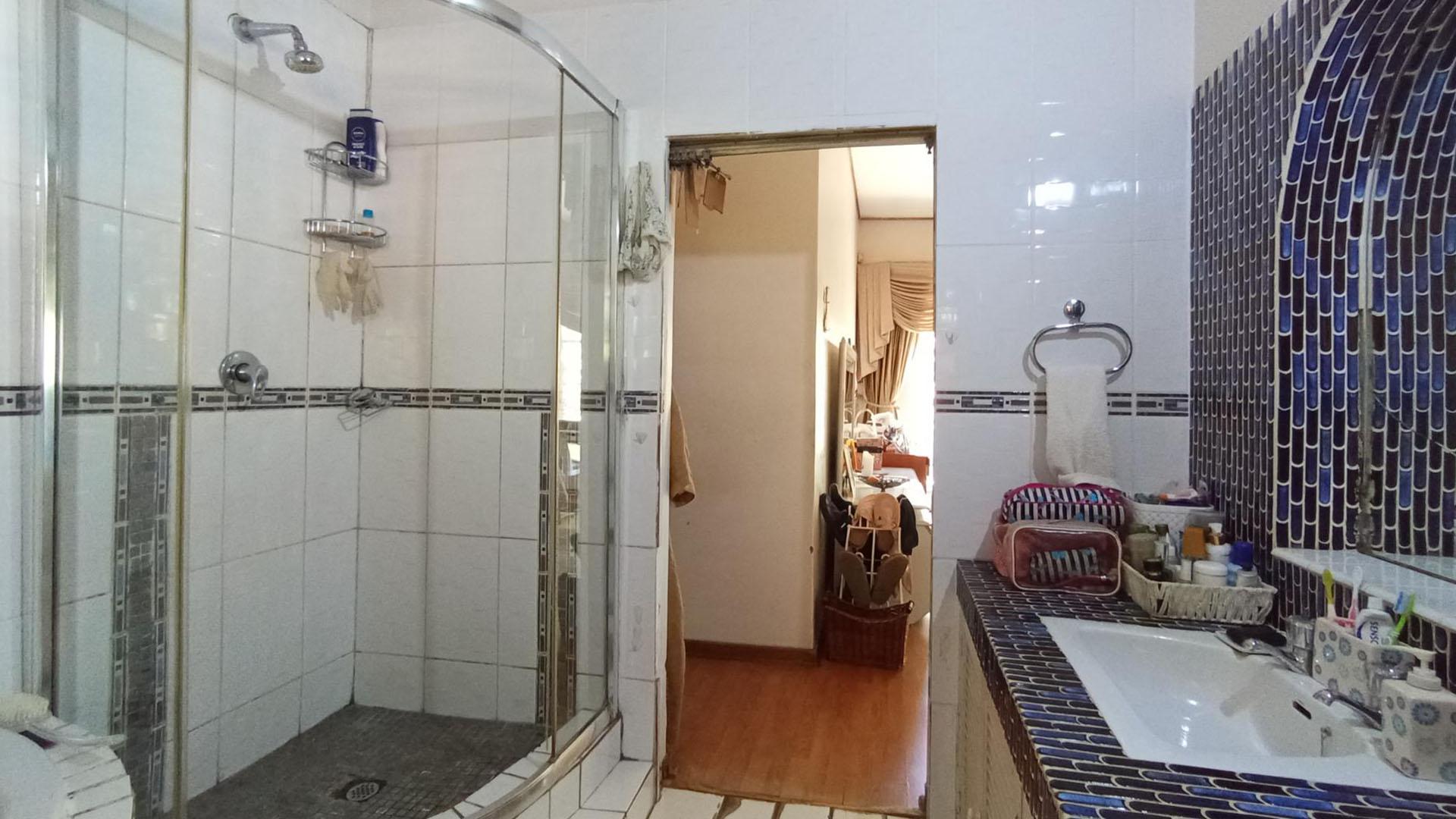 Main Bathroom - 8 square meters of property in Constantiapark