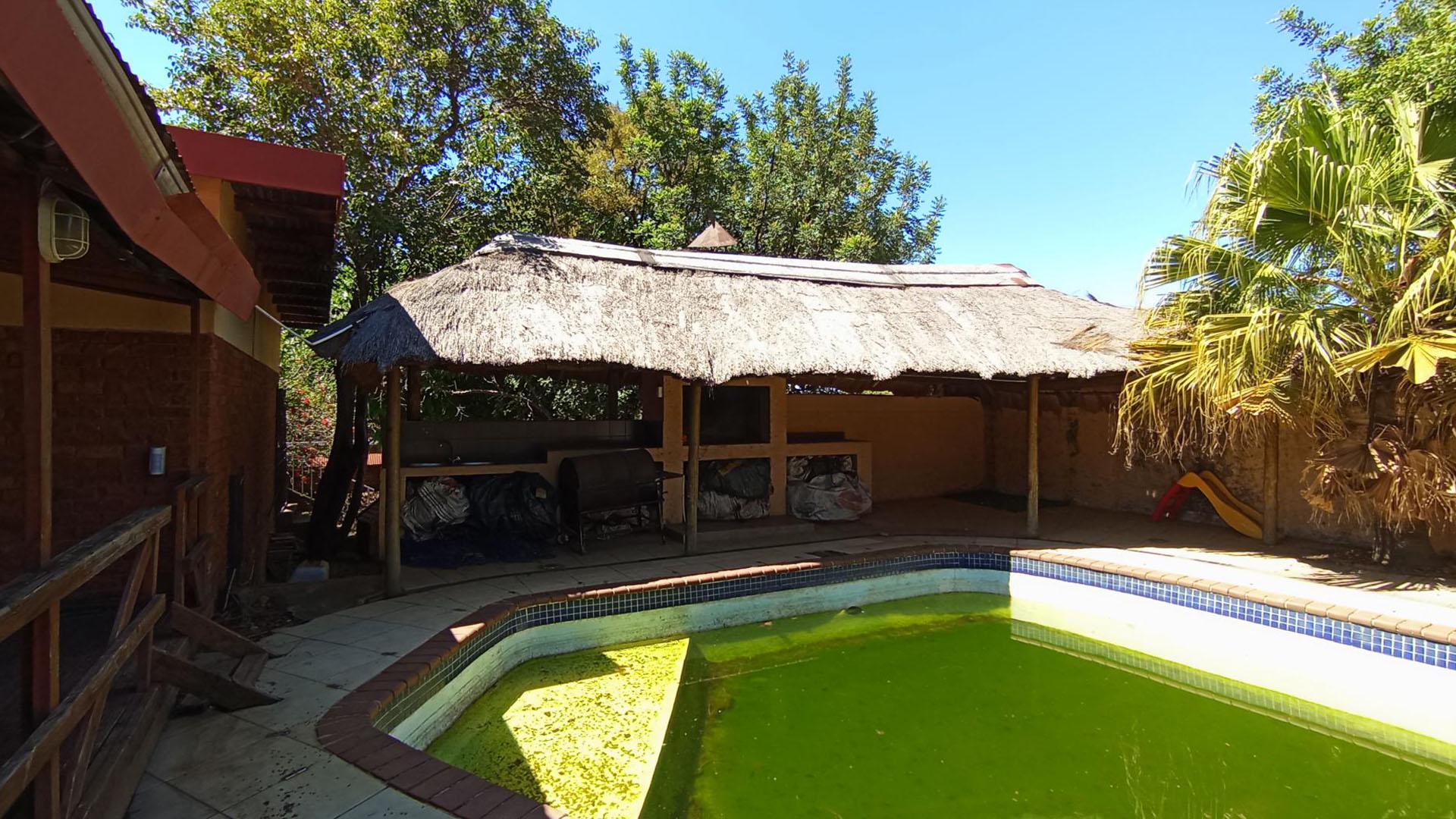 Swimming Pool of property in Constantiapark