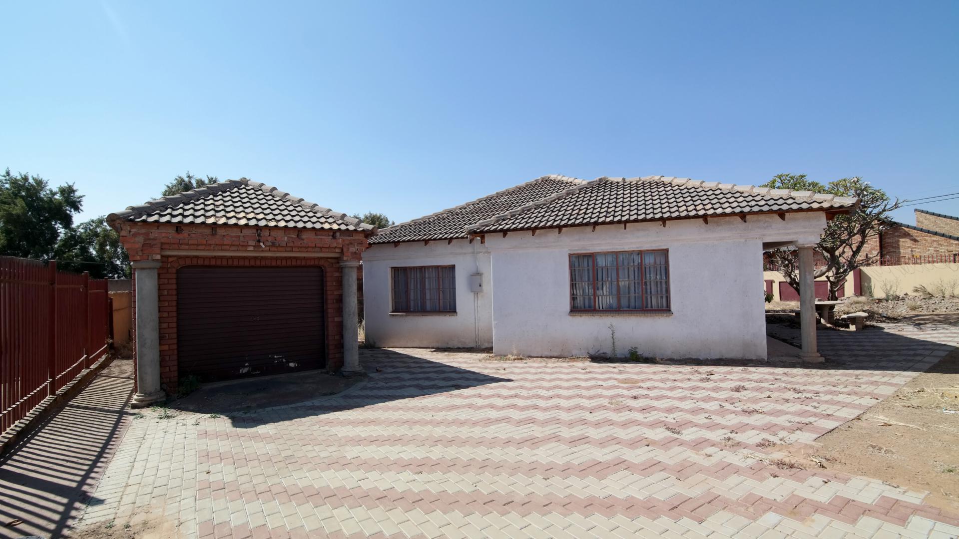 Front View of property in Soshanguve