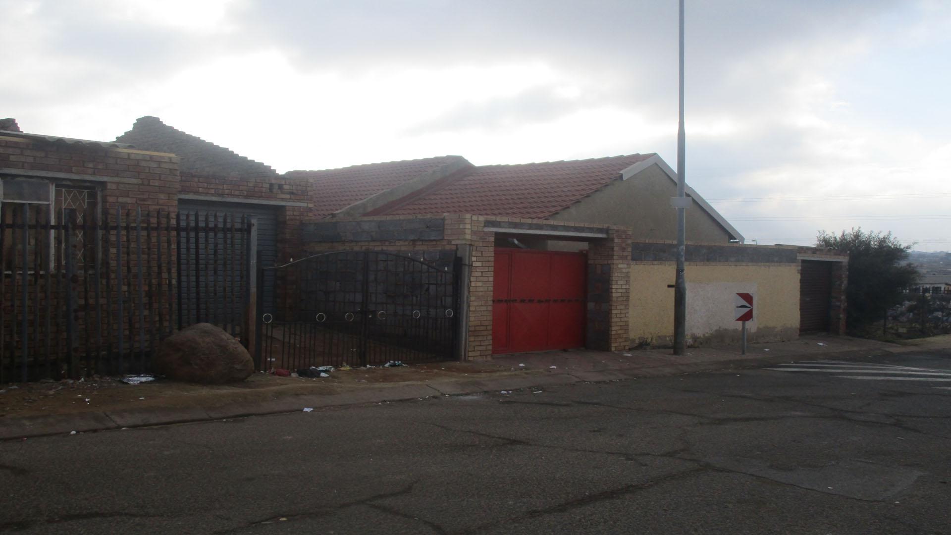 Front View of property in Dhlamini