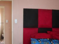 Bed Room 1 - 8 square meters of property in Roodekop