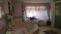 Main Bathroom - 16 square meters of property in Meer En See