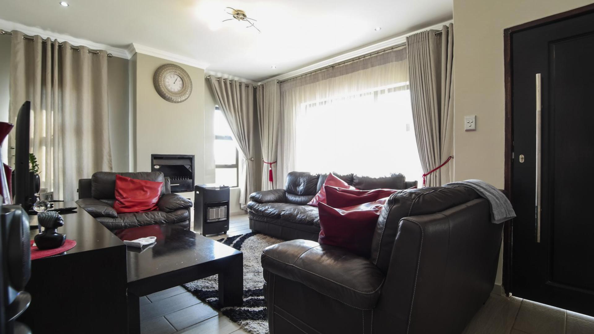 Lounges - 27 square meters of property in Heron Hill Estate