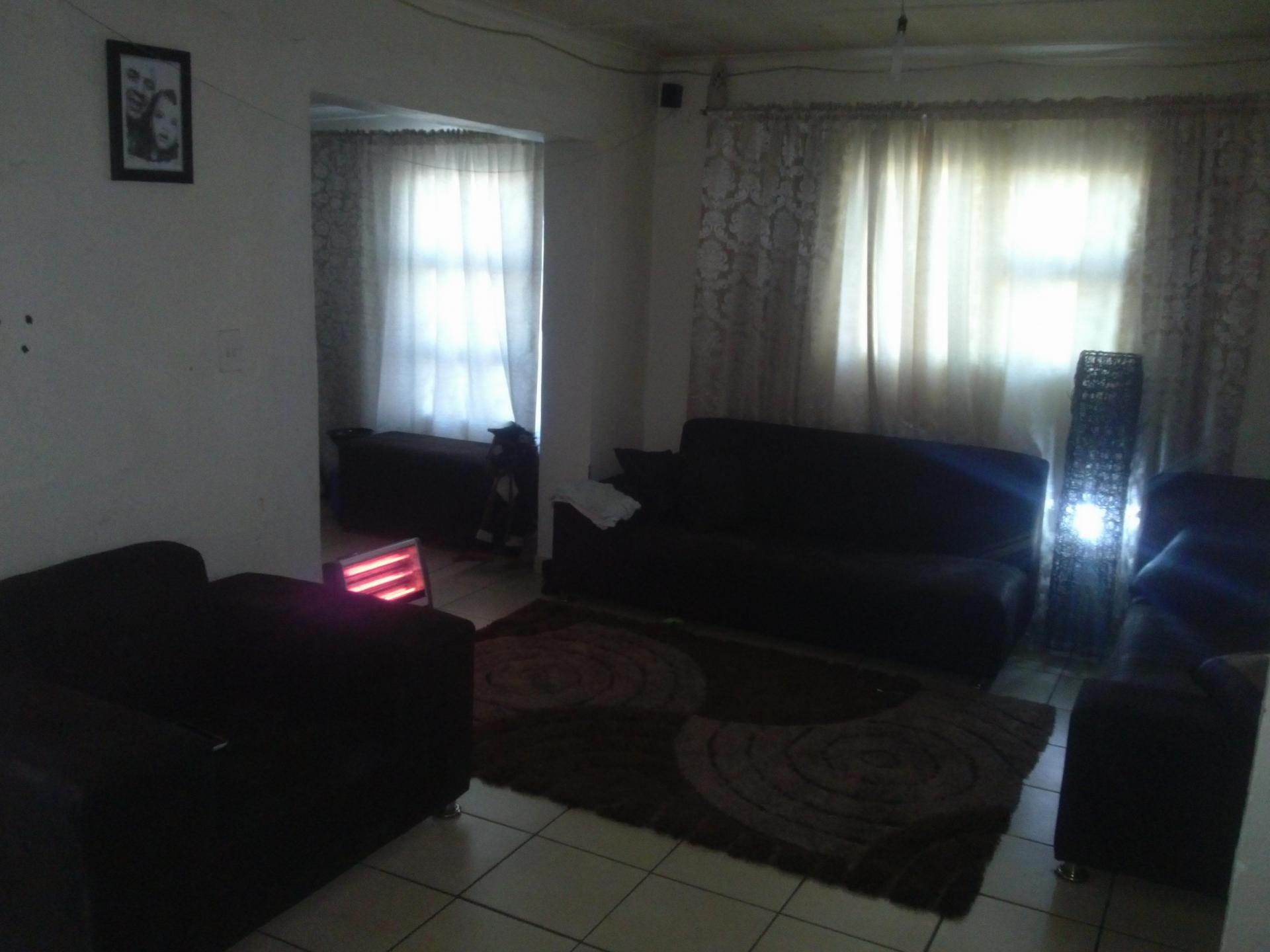 Lounges - 17 square meters of property in Mitchells Plain