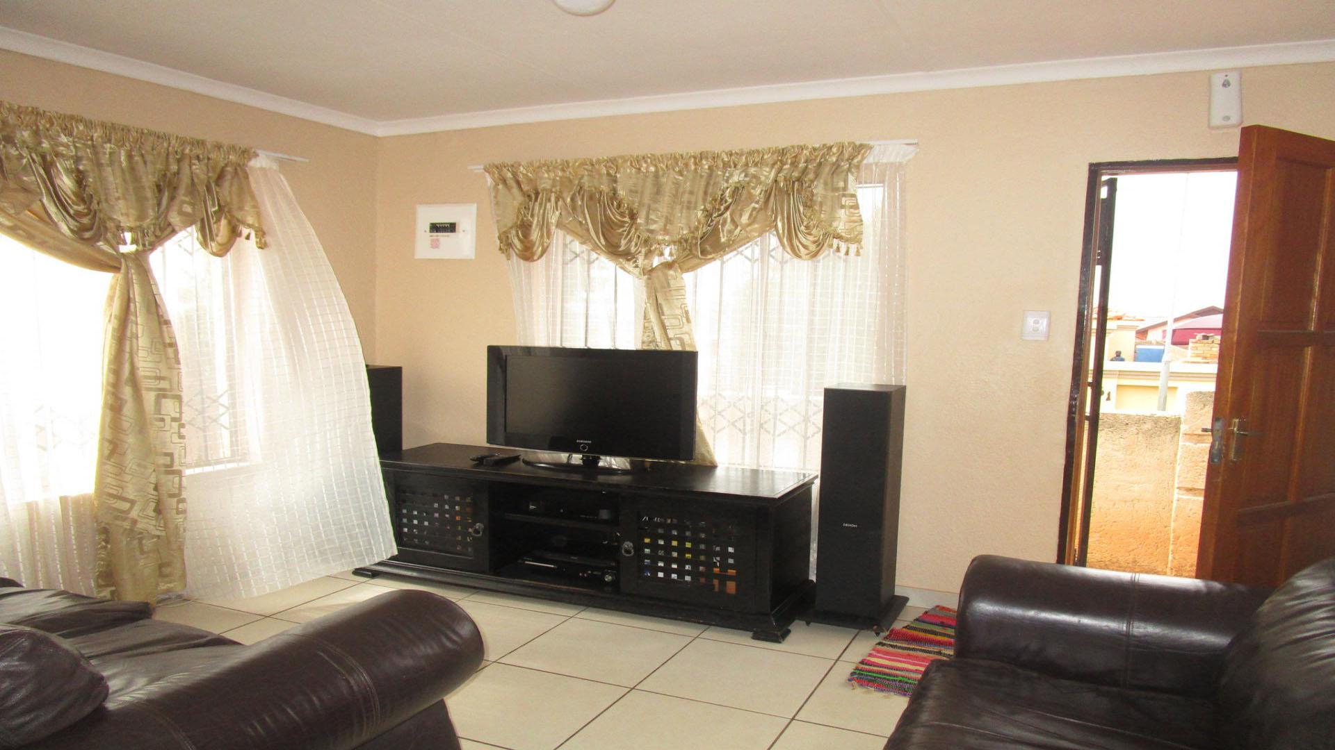 Lounges - 13 square meters of property in Groblerpark