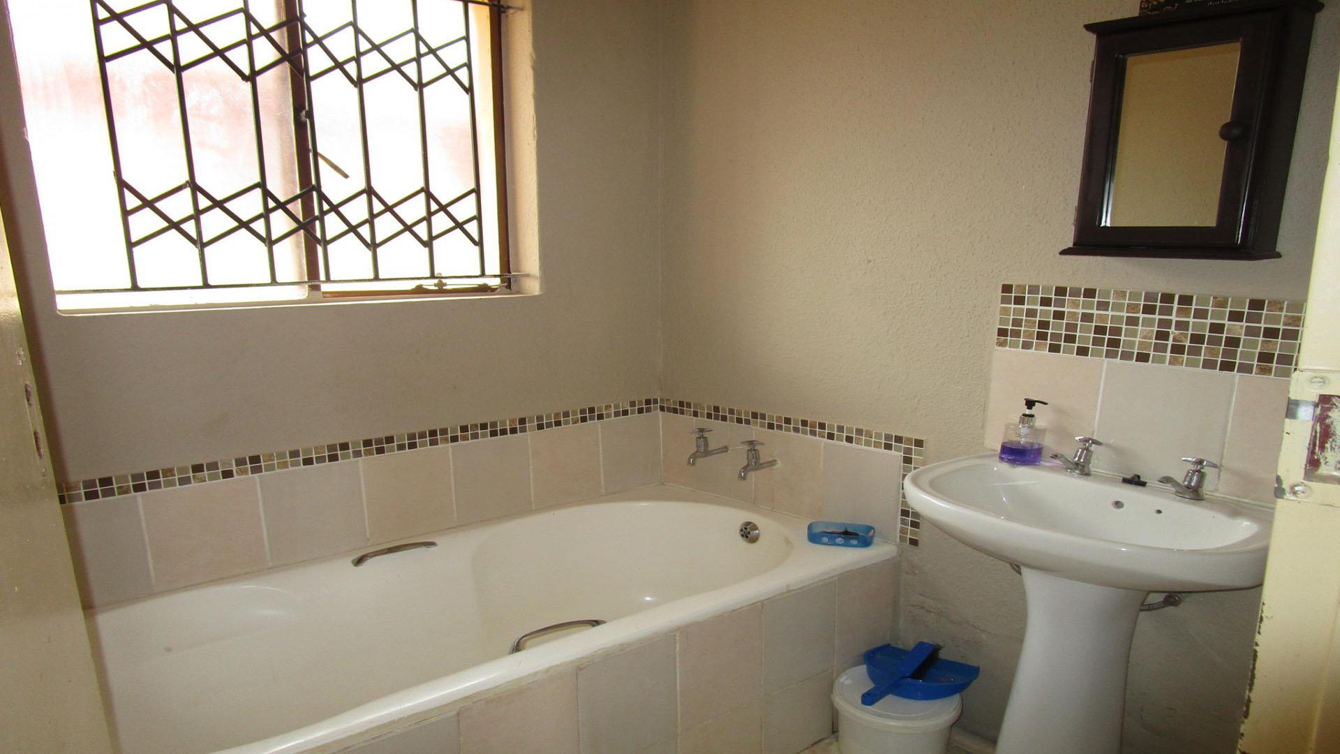 Bathroom 1 - 4 square meters of property in Groblerpark