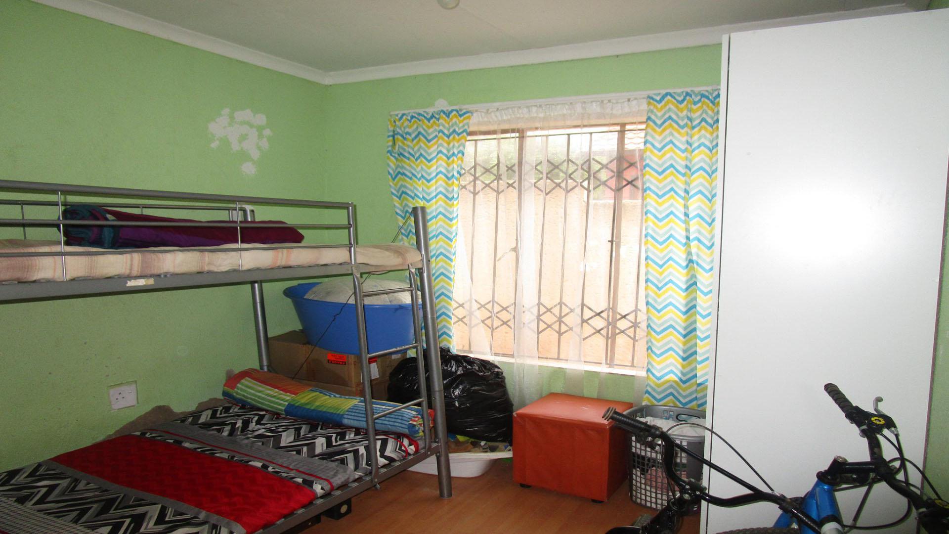 Bed Room 1 - 9 square meters of property in Groblerpark