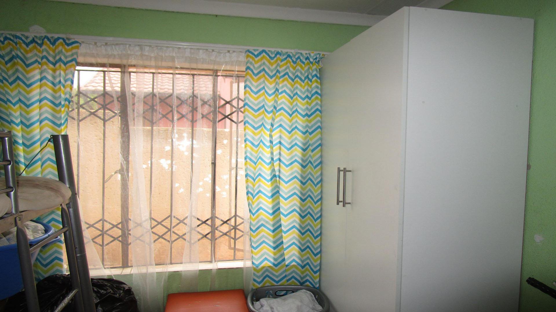 Bed Room 1 - 9 square meters of property in Groblerpark