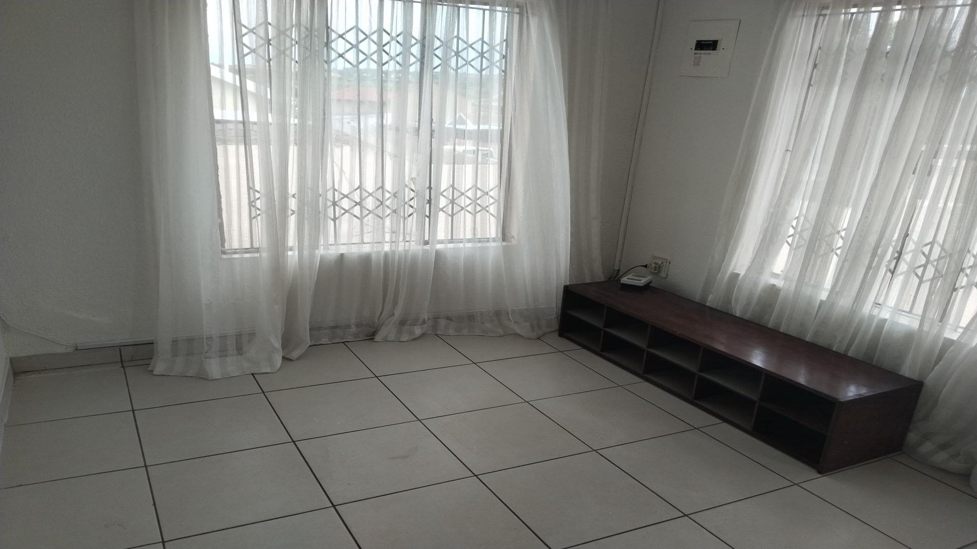 Lounges - 13 square meters of property in Groblerpark