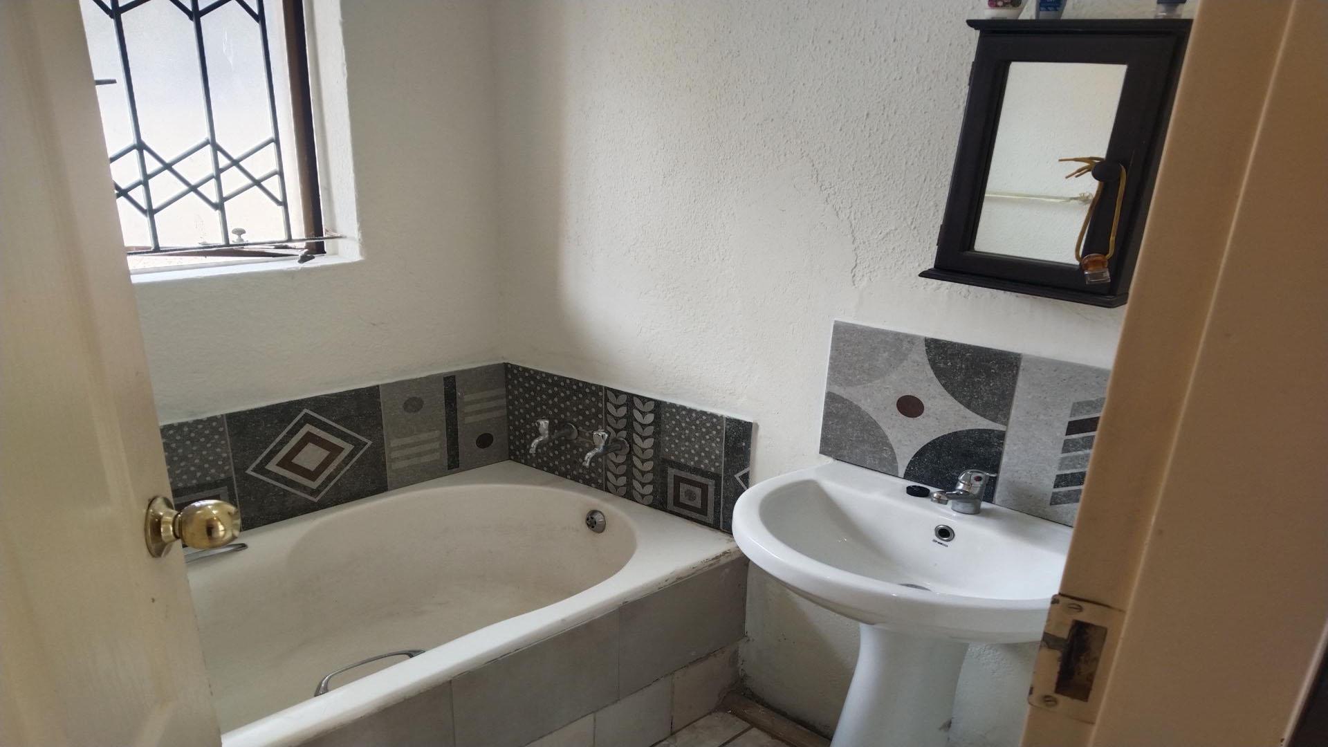 Bathroom 3+ of property in Groblerpark