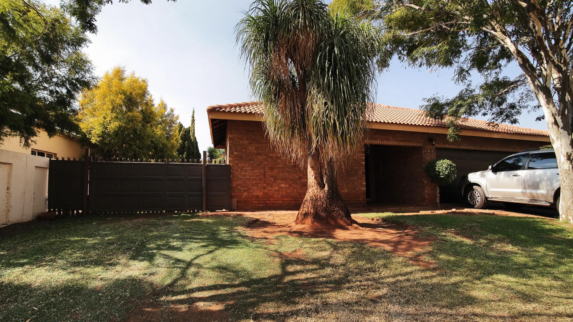 Front View of property in Montana Tuine