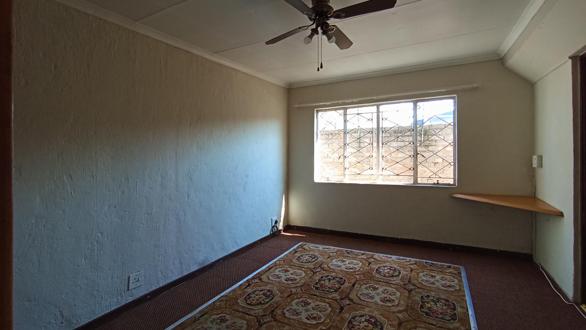Bed Room 1 - 41 square meters of property in Sophiatown