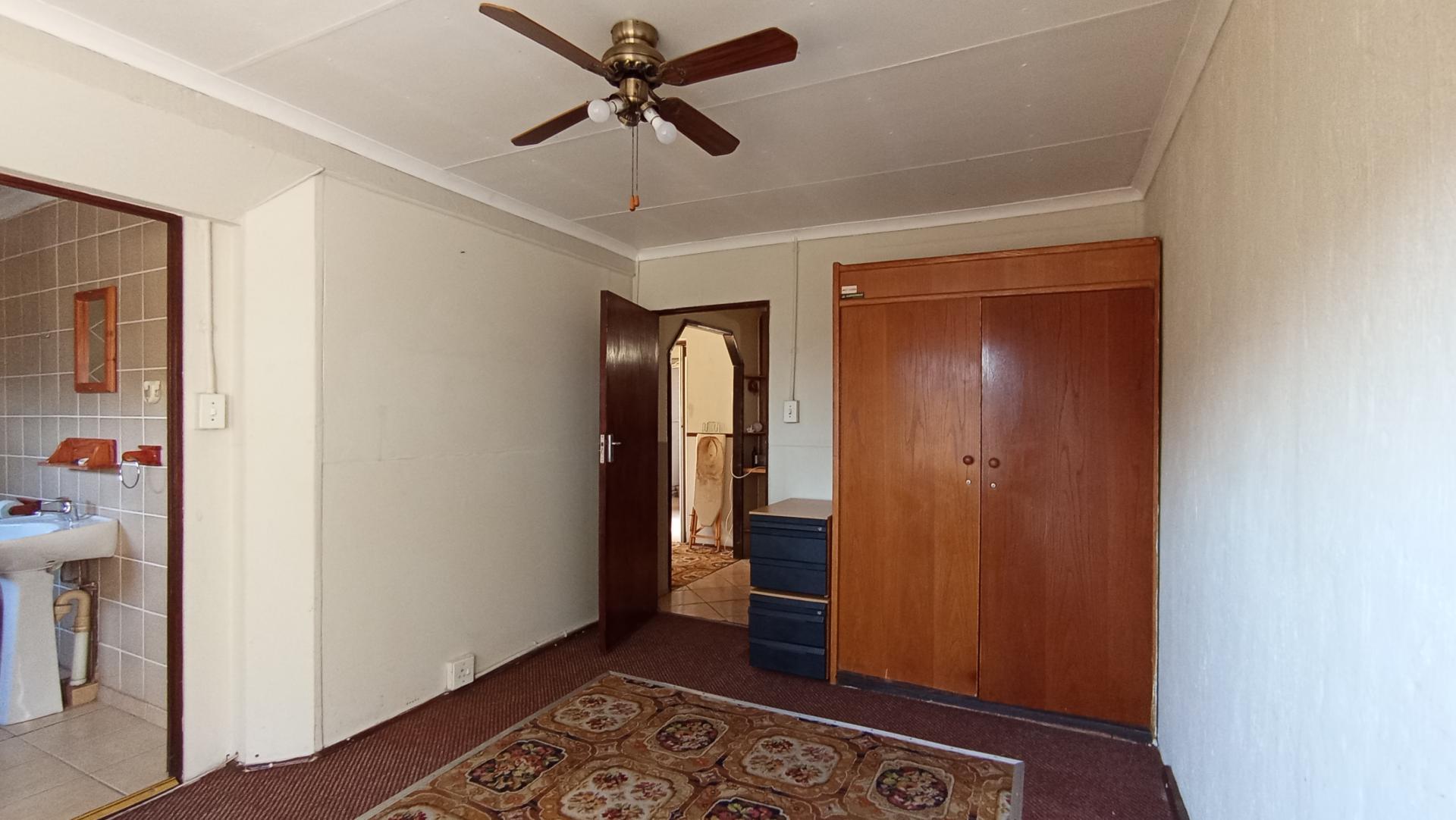 Bed Room 1 - 41 square meters of property in Sophiatown