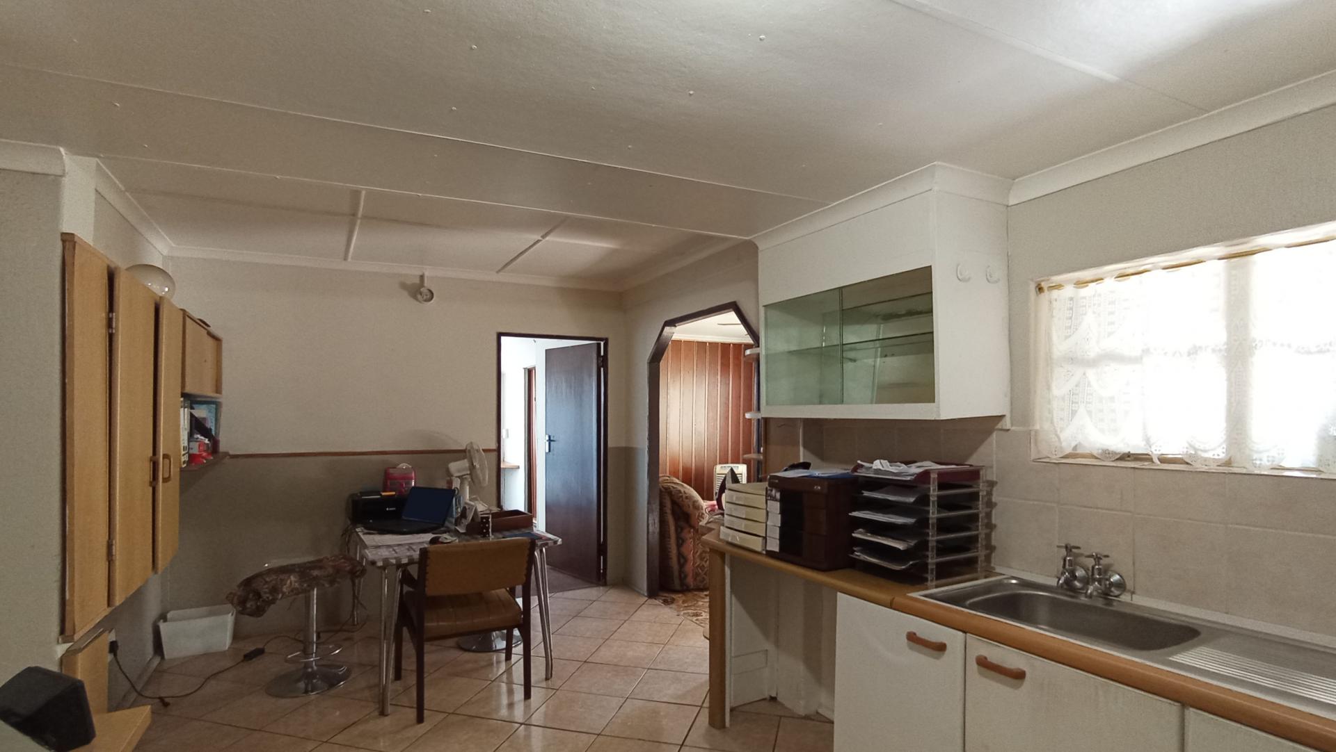 Kitchen - 37 square meters of property in Sophiatown