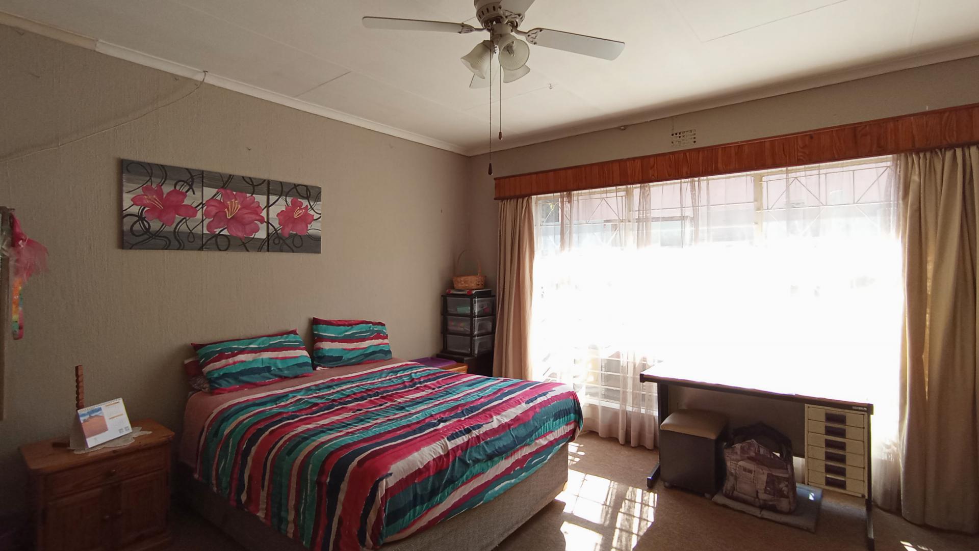 Main Bedroom - 25 square meters of property in Sophiatown
