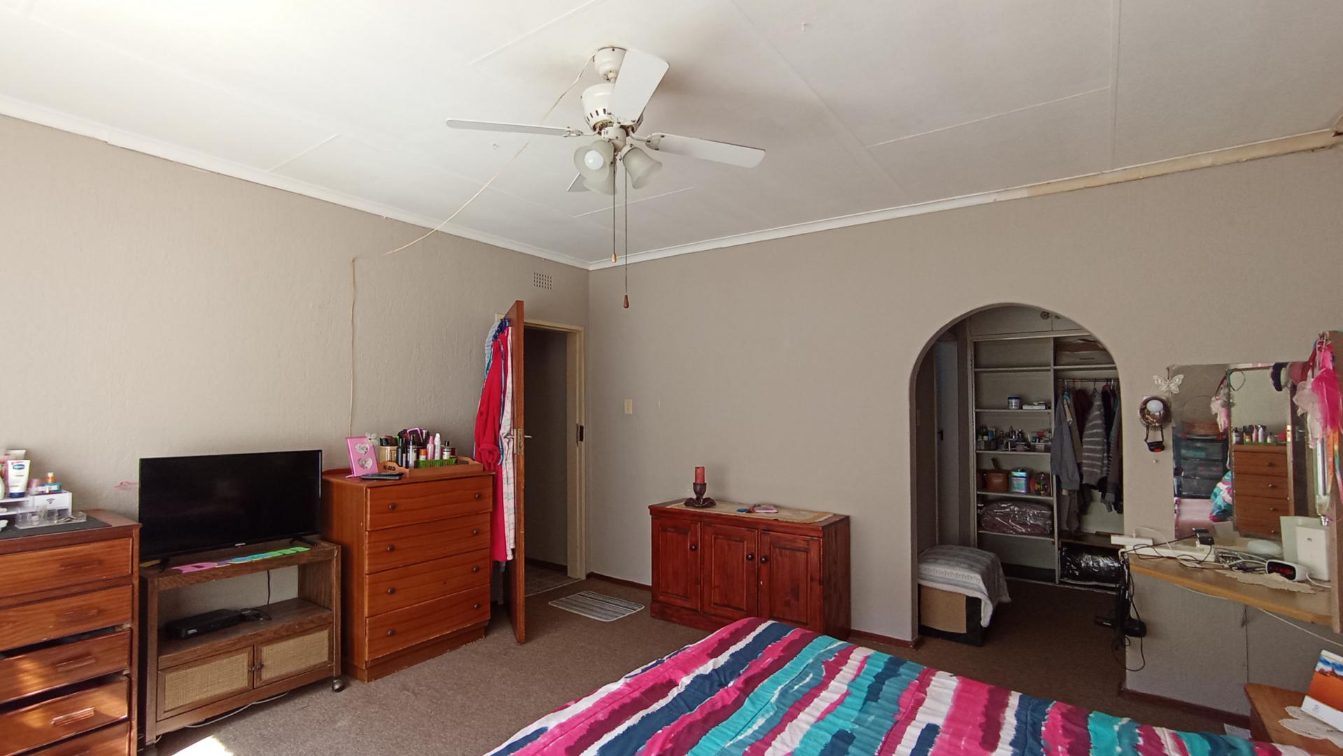 Main Bedroom - 25 square meters of property in Sophiatown