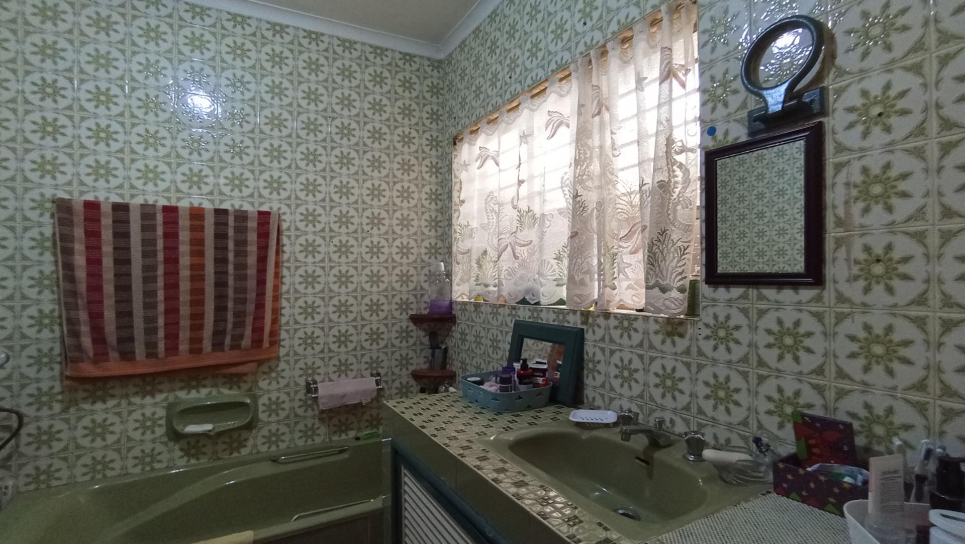 Main Bathroom - 6 square meters of property in Sophiatown
