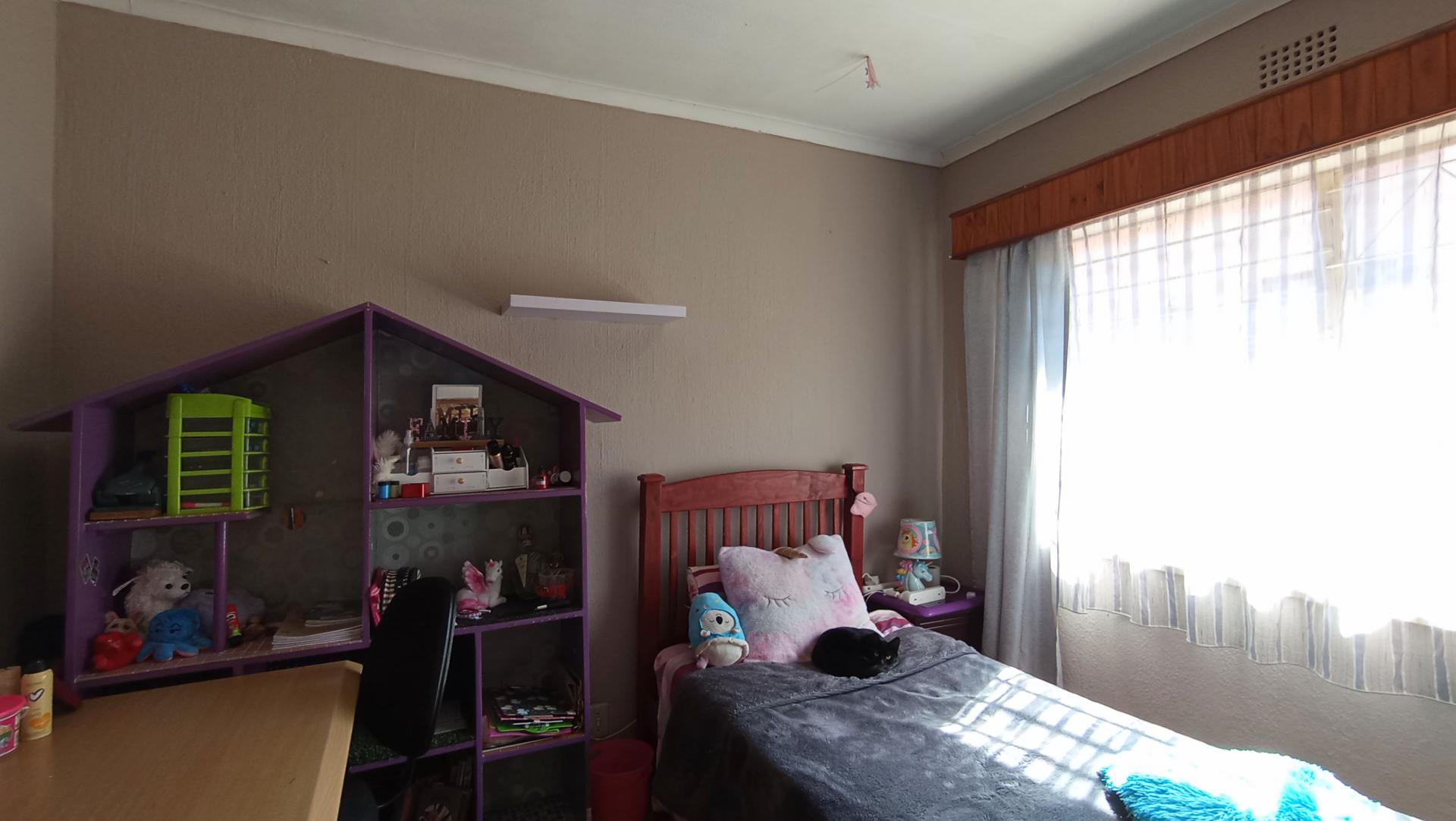 Bed Room 2 - 11 square meters of property in Sophiatown