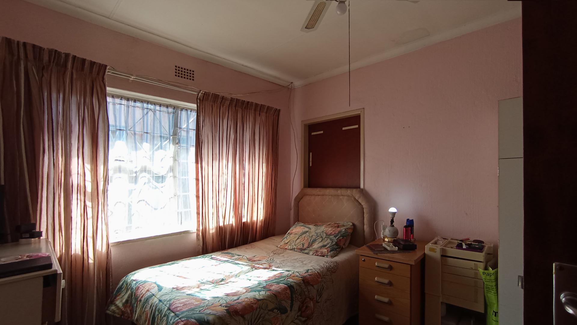 Bed Room 1 - 41 square meters of property in Sophiatown