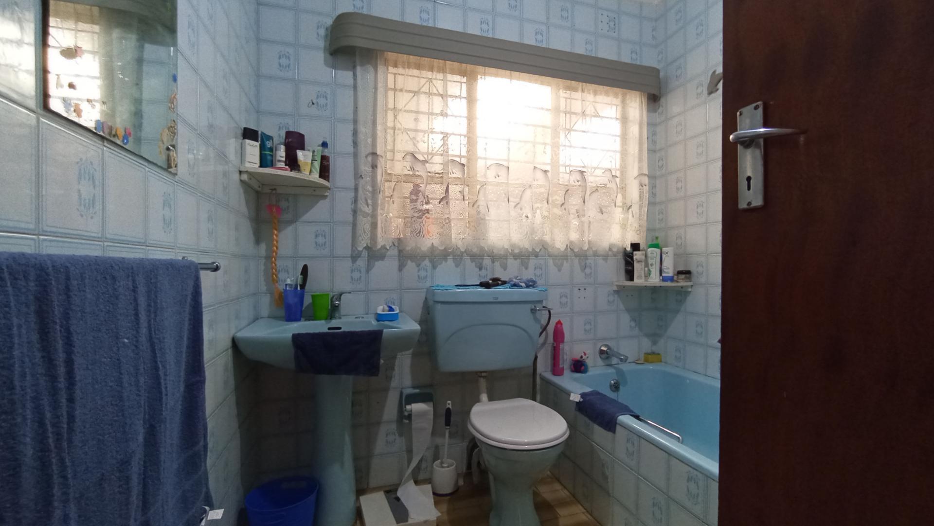 Bathroom 1 - 19 square meters of property in Sophiatown