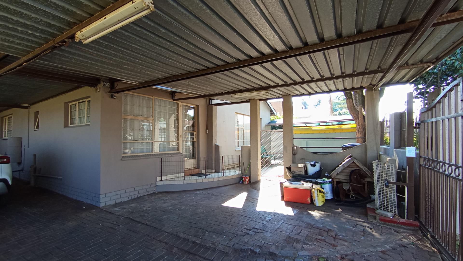 Carport  - 110 square meters of property in Sophiatown