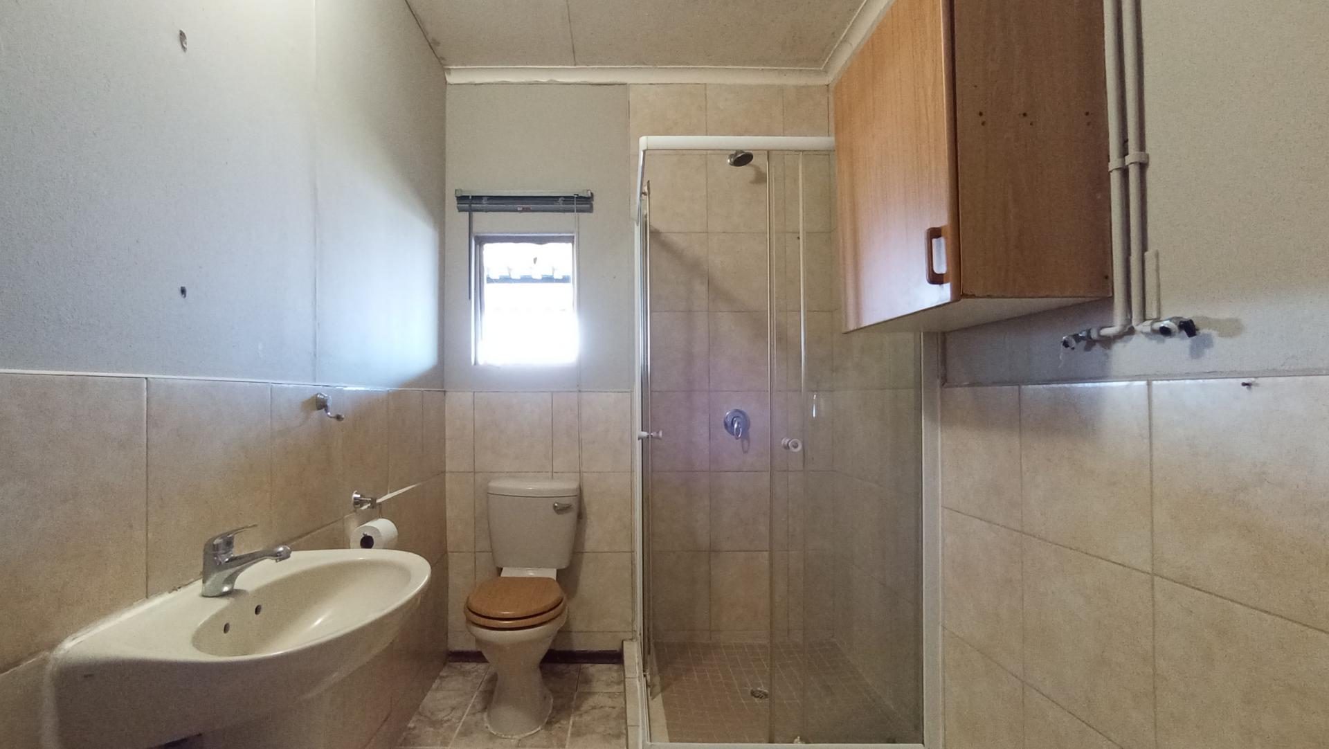 Bathroom 1 - 19 square meters of property in Sophiatown