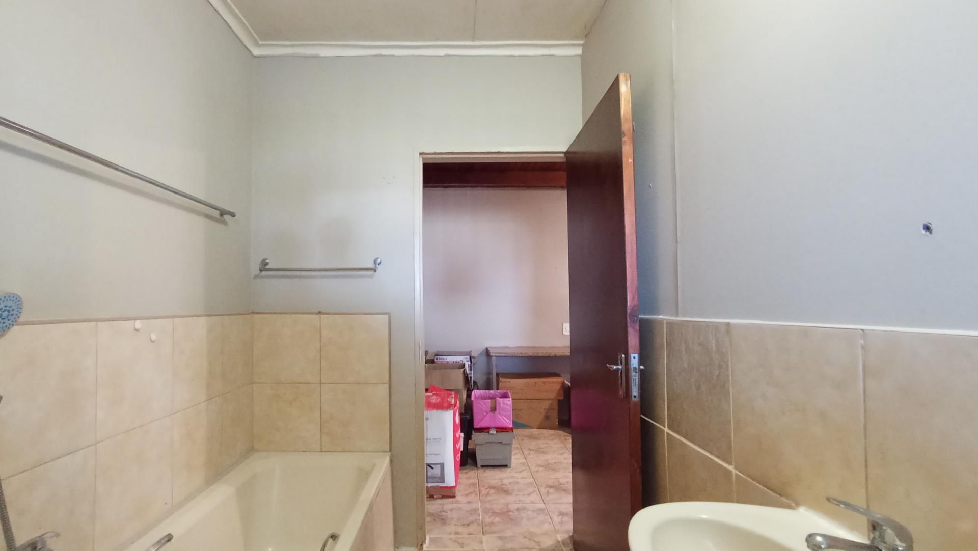 Bathroom 1 - 19 square meters of property in Sophiatown