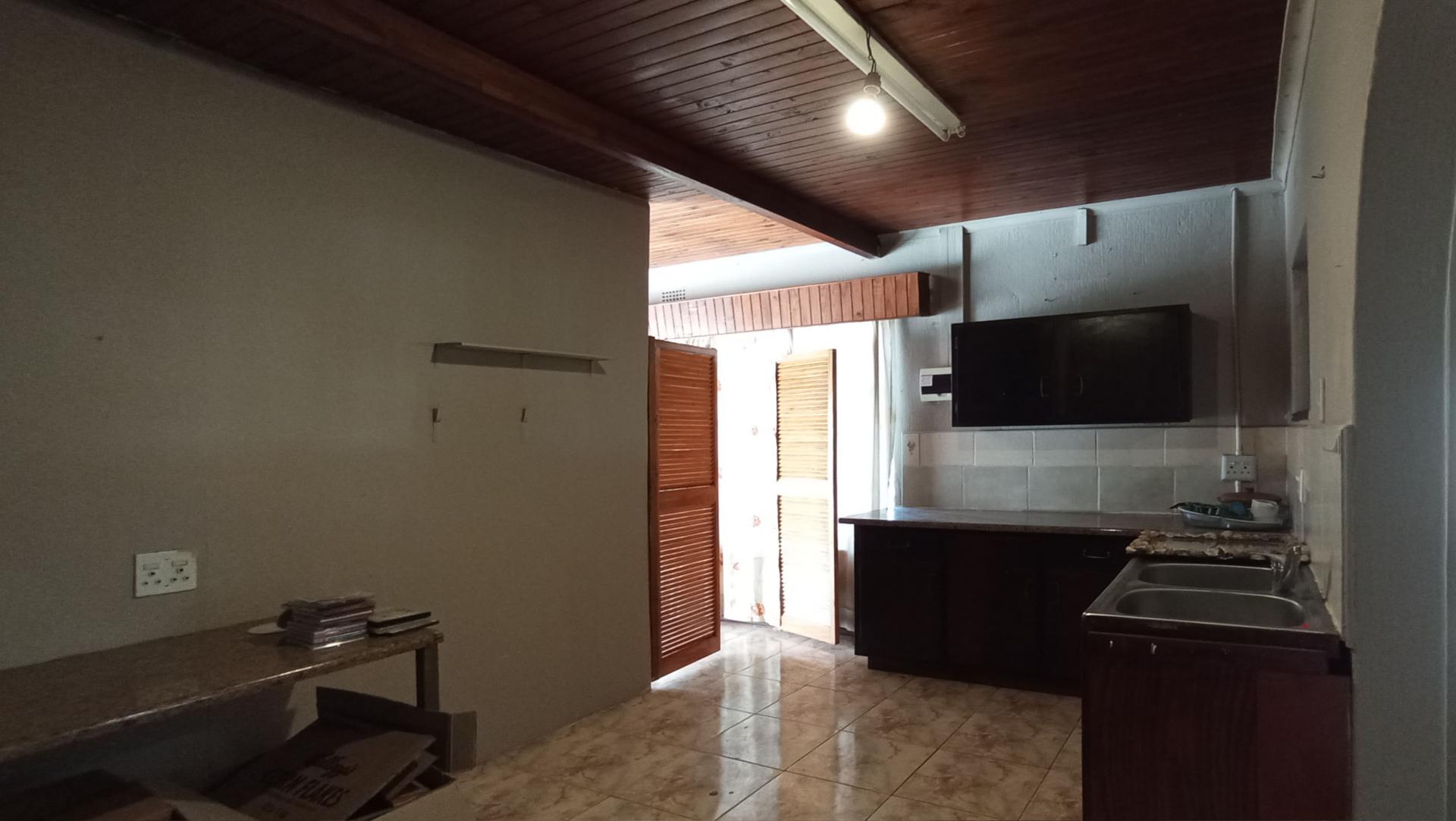 Kitchen - 37 square meters of property in Sophiatown