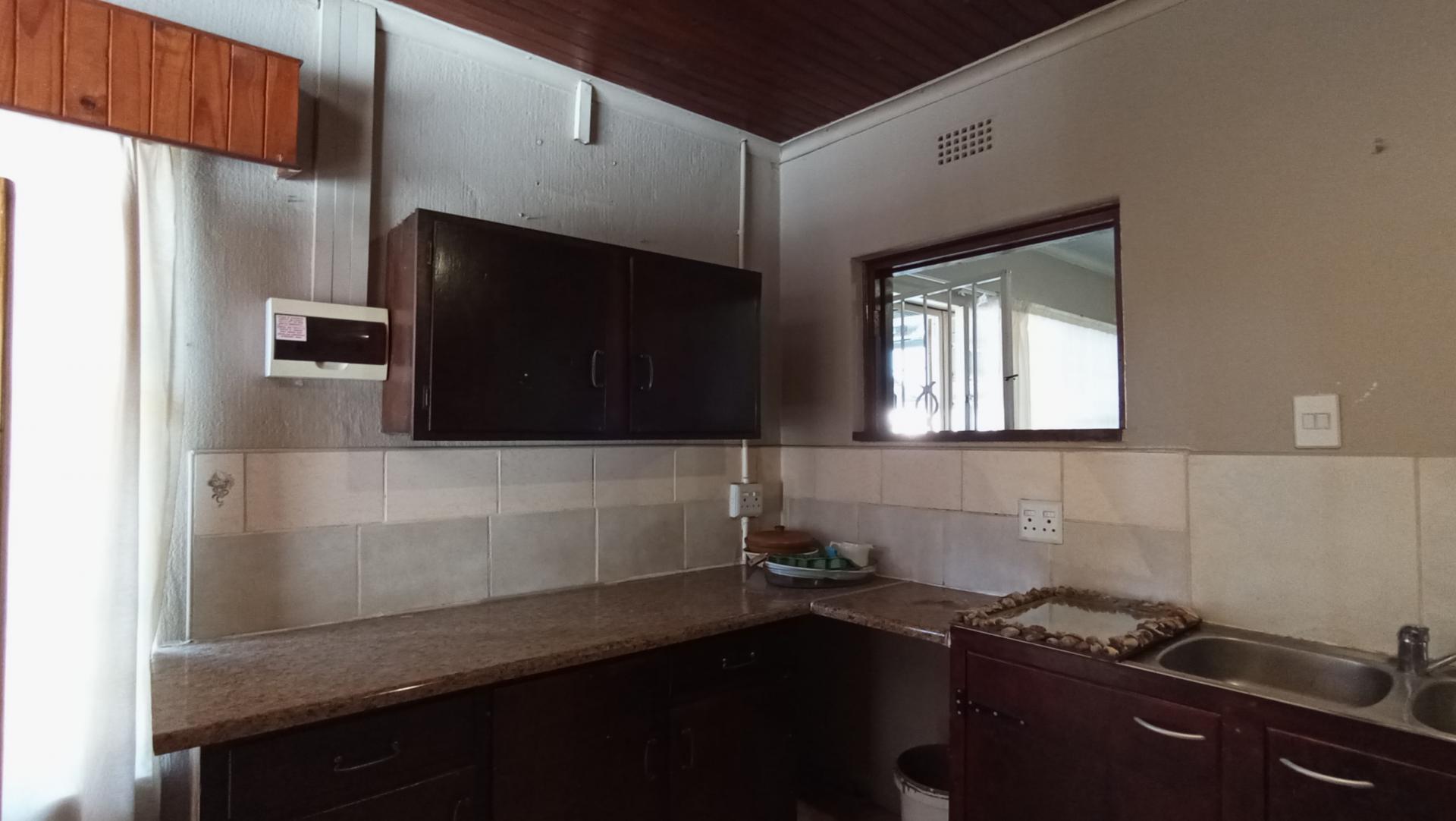 Kitchen - 37 square meters of property in Sophiatown