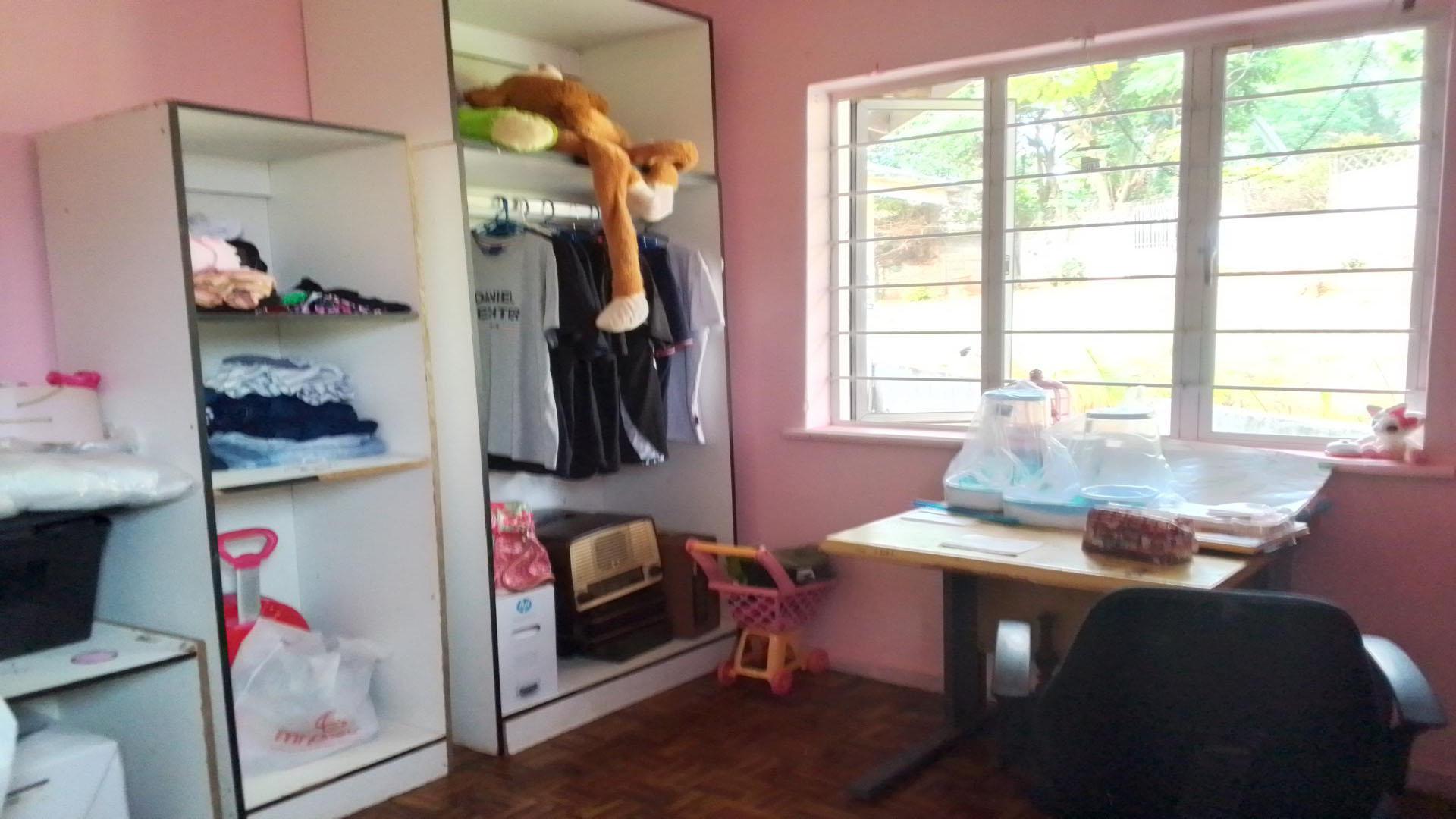 Bed Room 2 of property in Durban Central