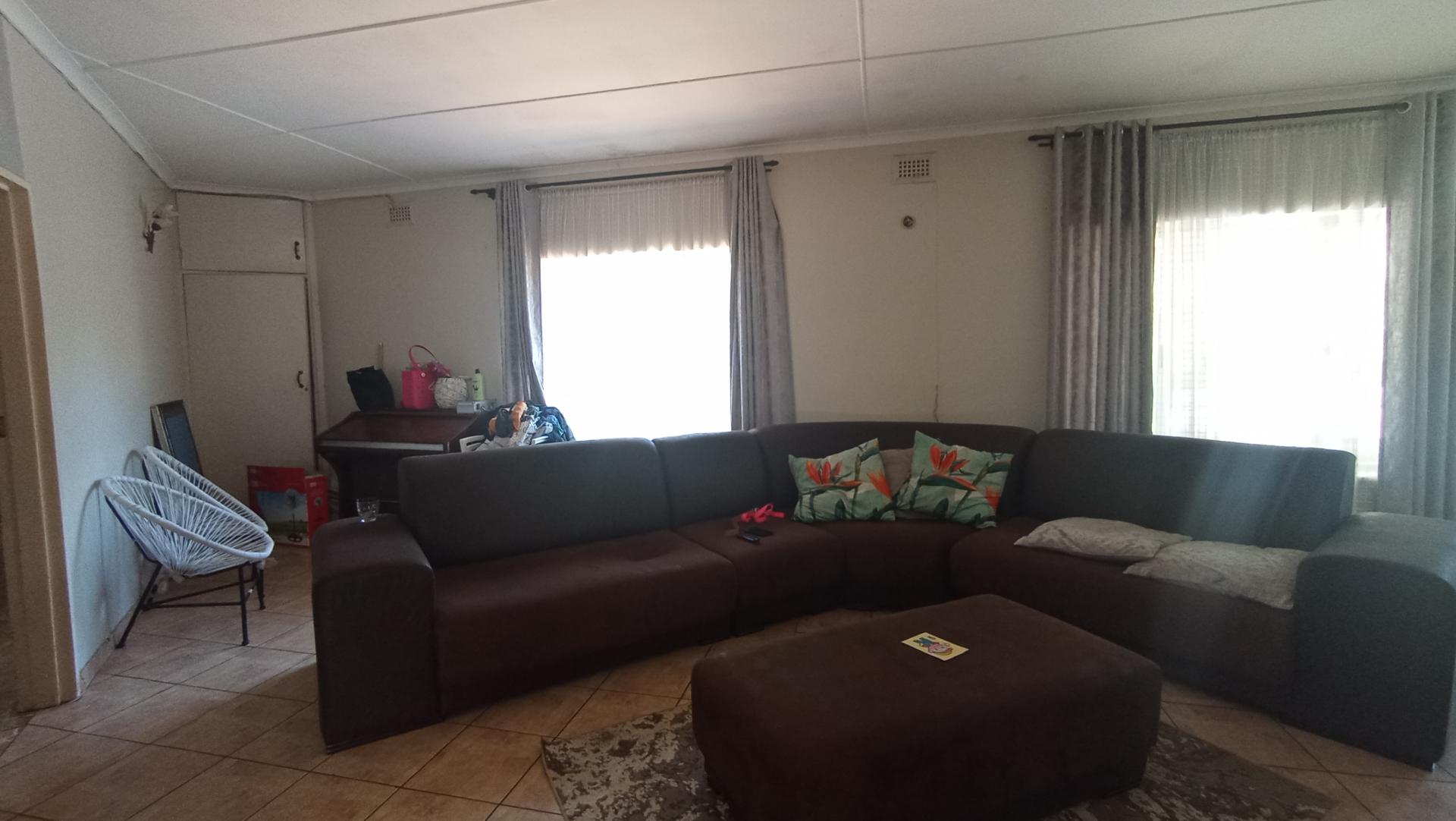 Lounges - 35 square meters of property in Durban Central