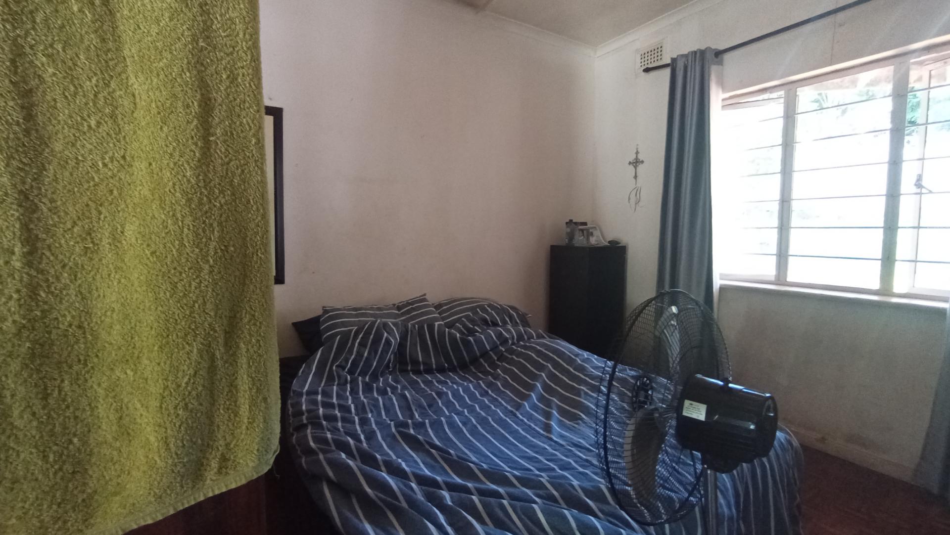 Bed Room 1 - 11 square meters of property in Durban Central