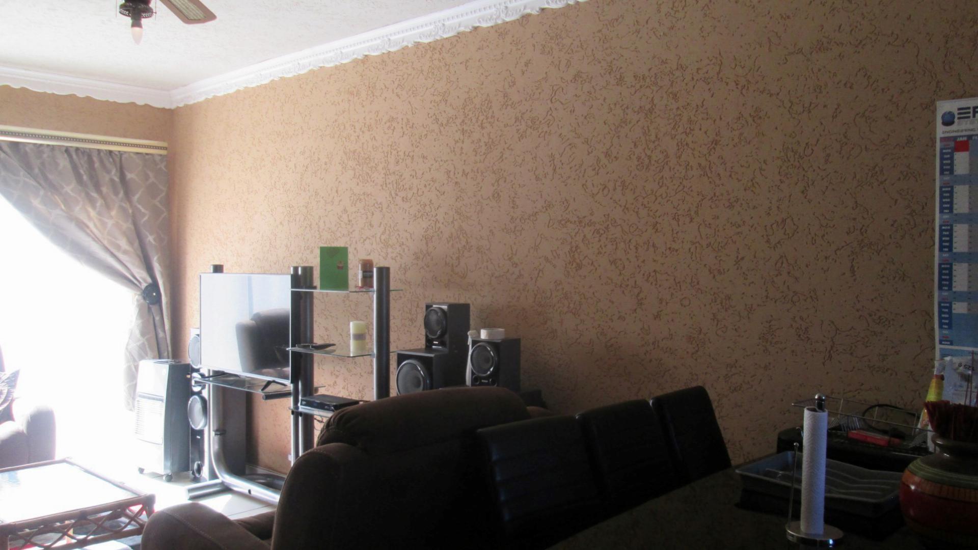 Lounges - 21 square meters of property in Germiston