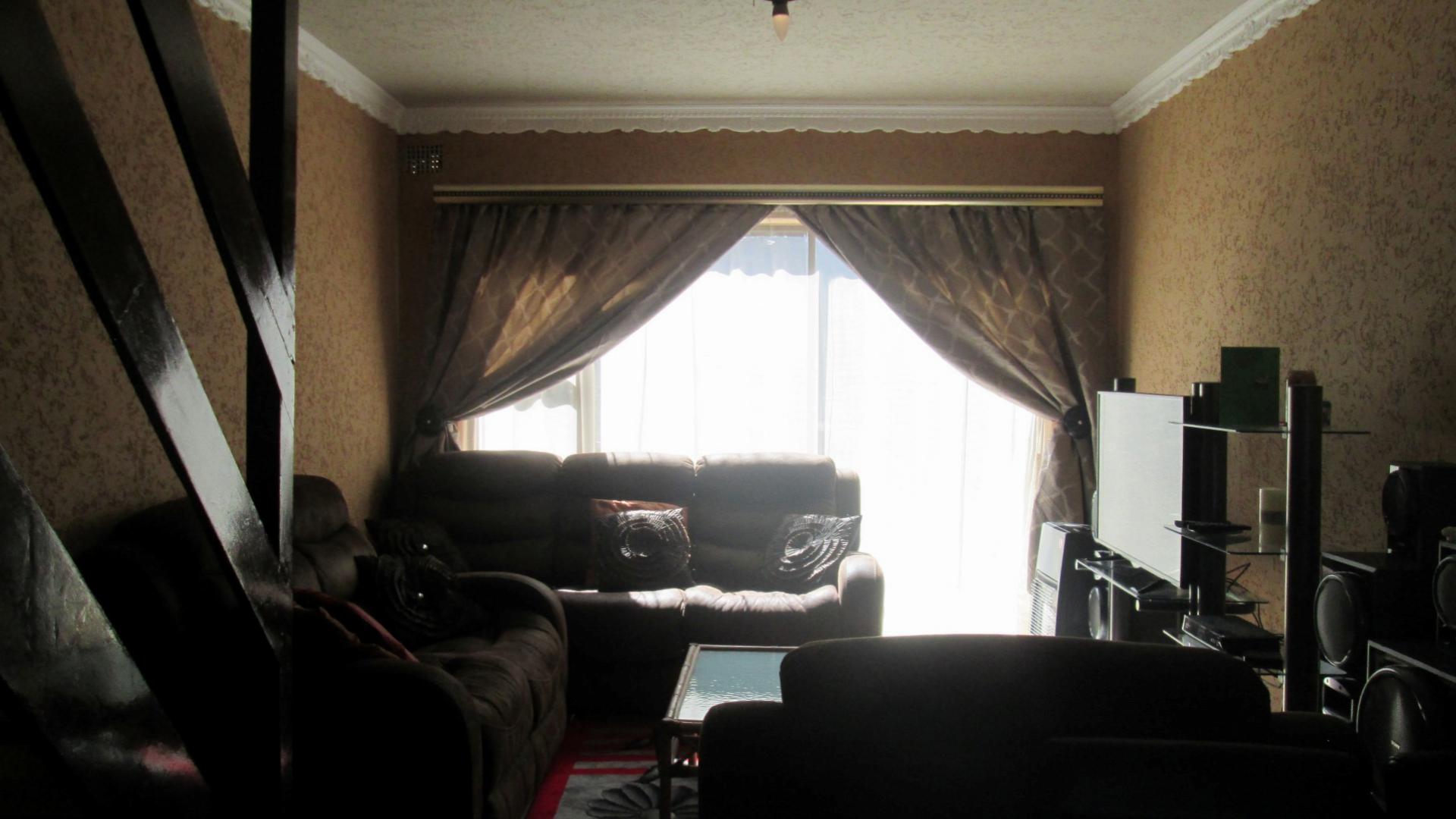 Lounges - 21 square meters of property in Germiston