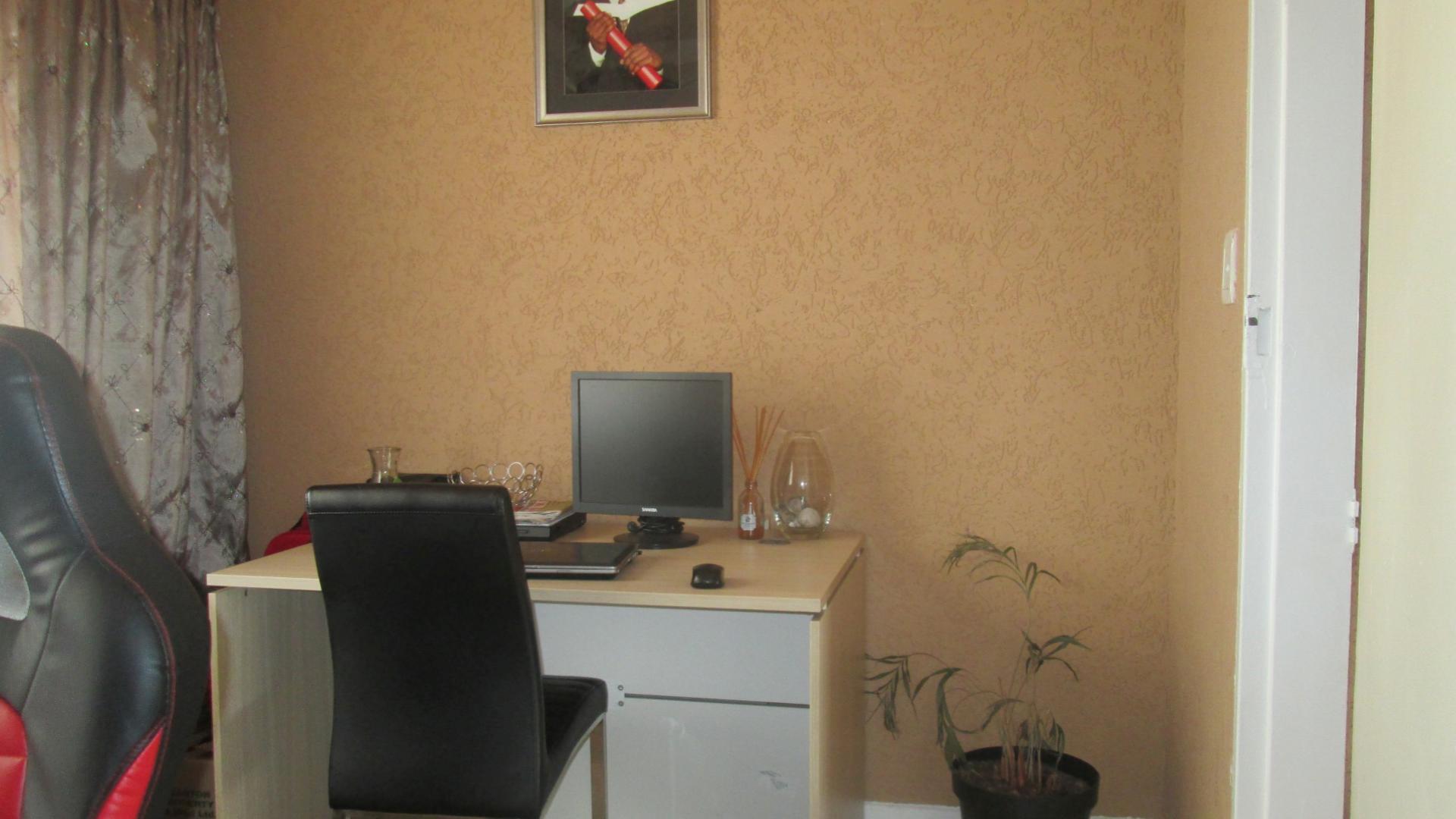 Bed Room 1 - 9 square meters of property in Germiston