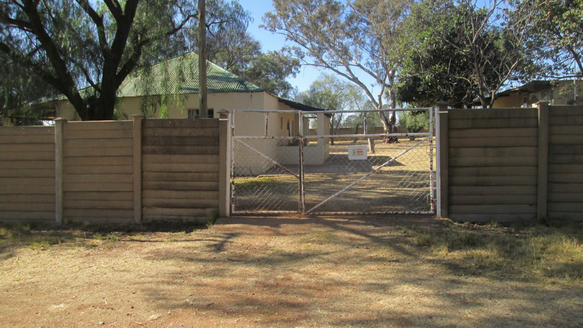 Front View of property in De Deur