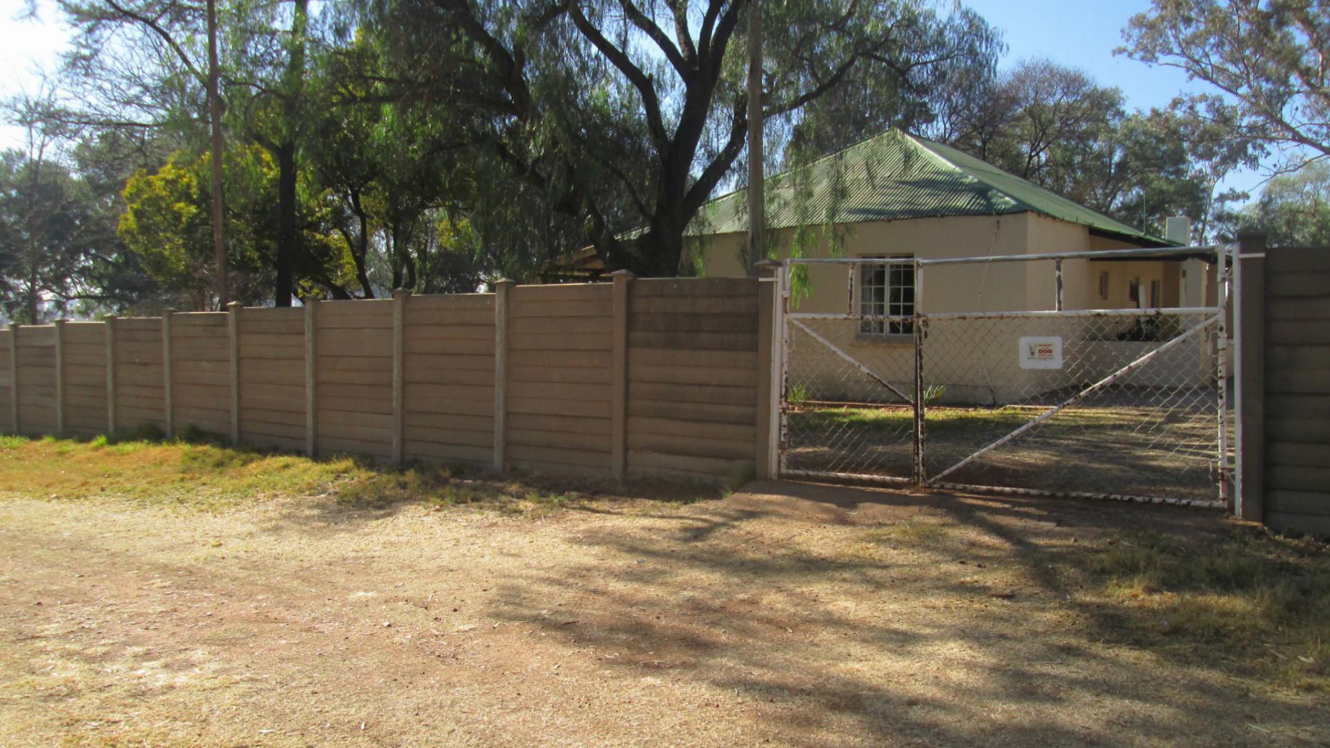 Front View of property in De Deur