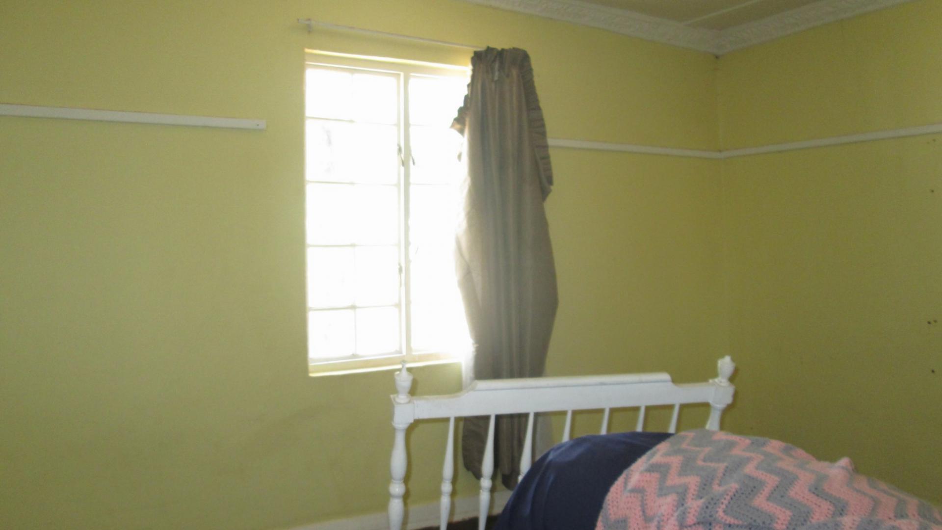 Main Bedroom - 30 square meters of property in De Deur