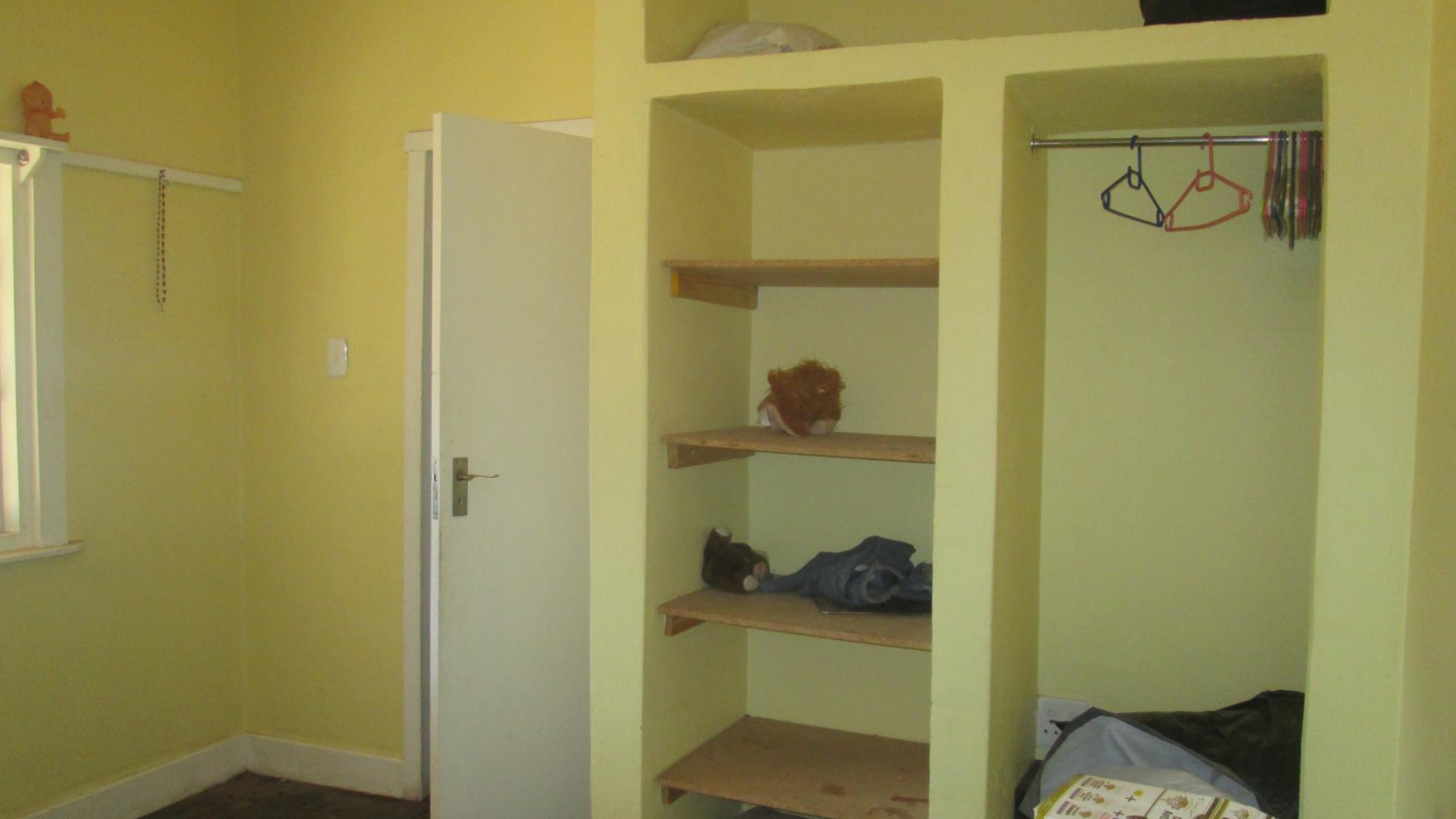 Bed Room 1 - 15 square meters of property in De Deur