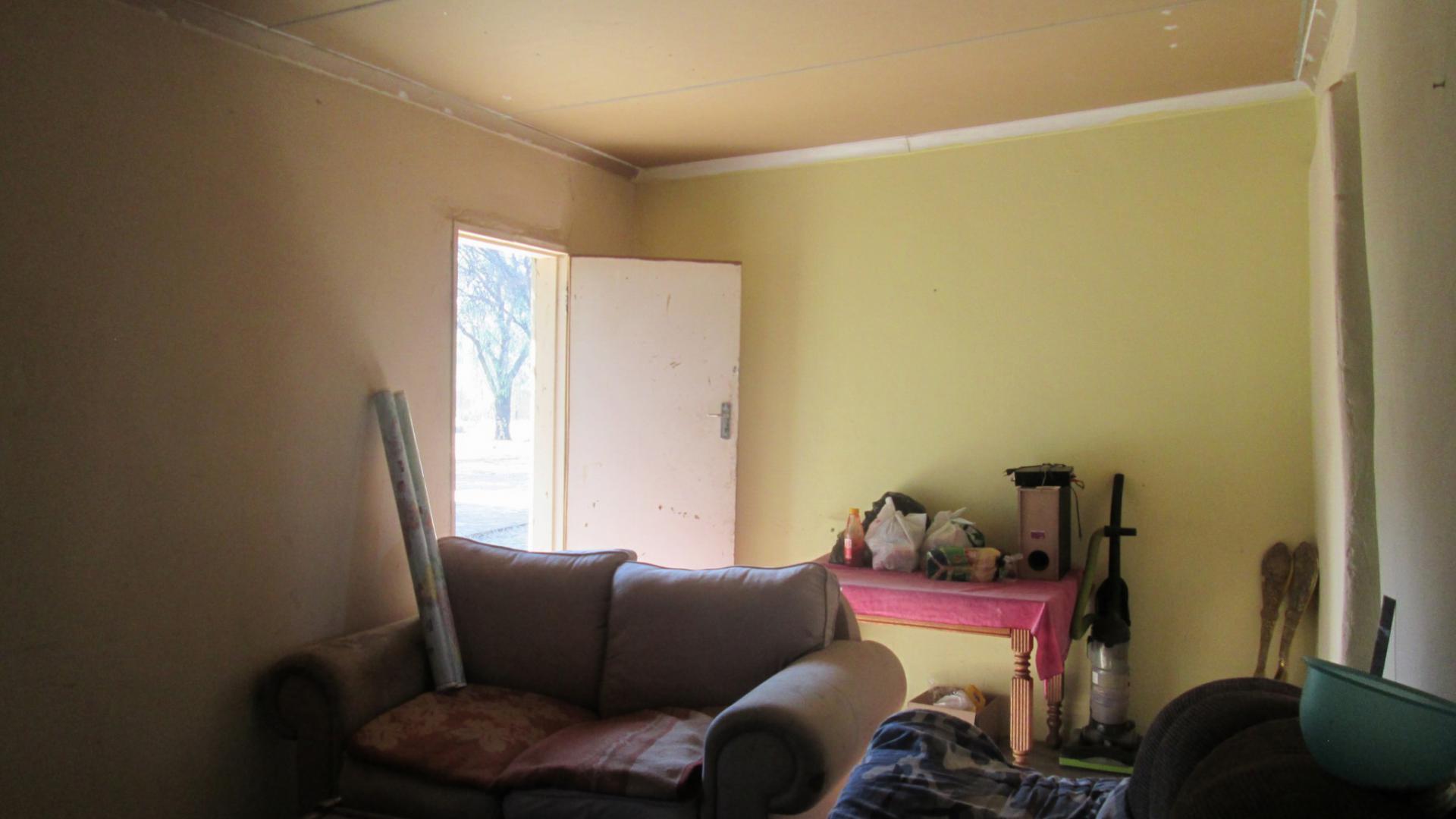 Lounges - 43 square meters of property in De Deur