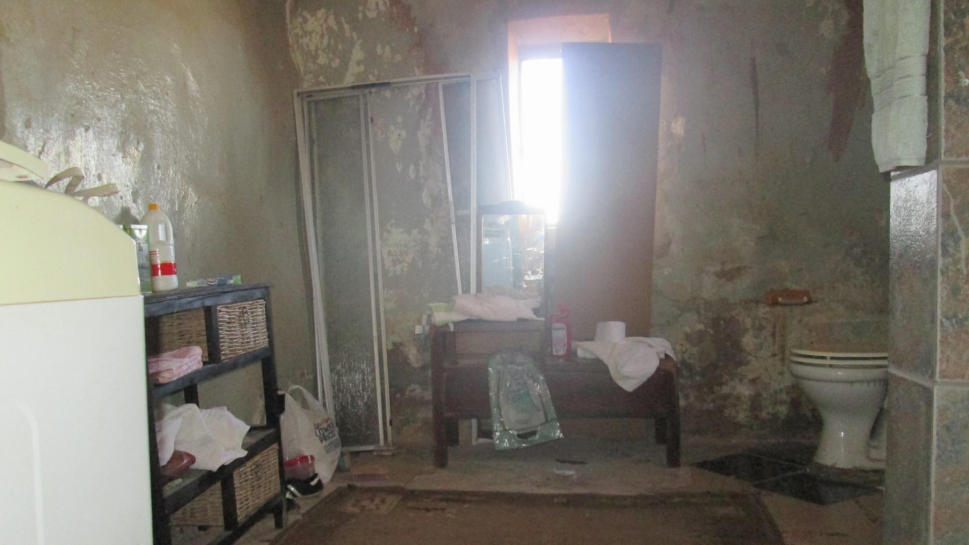 Main Bathroom - 25 square meters of property in De Deur