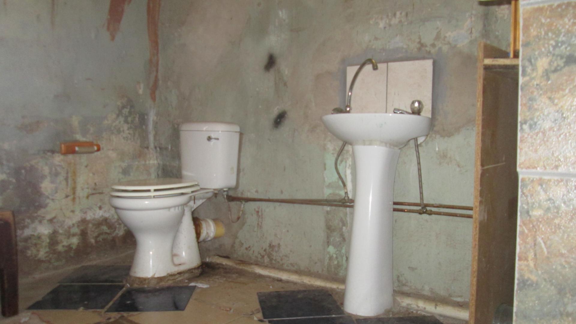 Main Bathroom - 25 square meters of property in De Deur