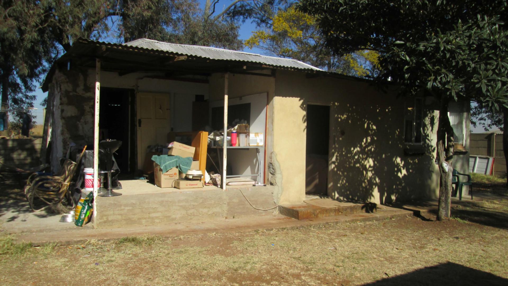 Front View of property in De Deur