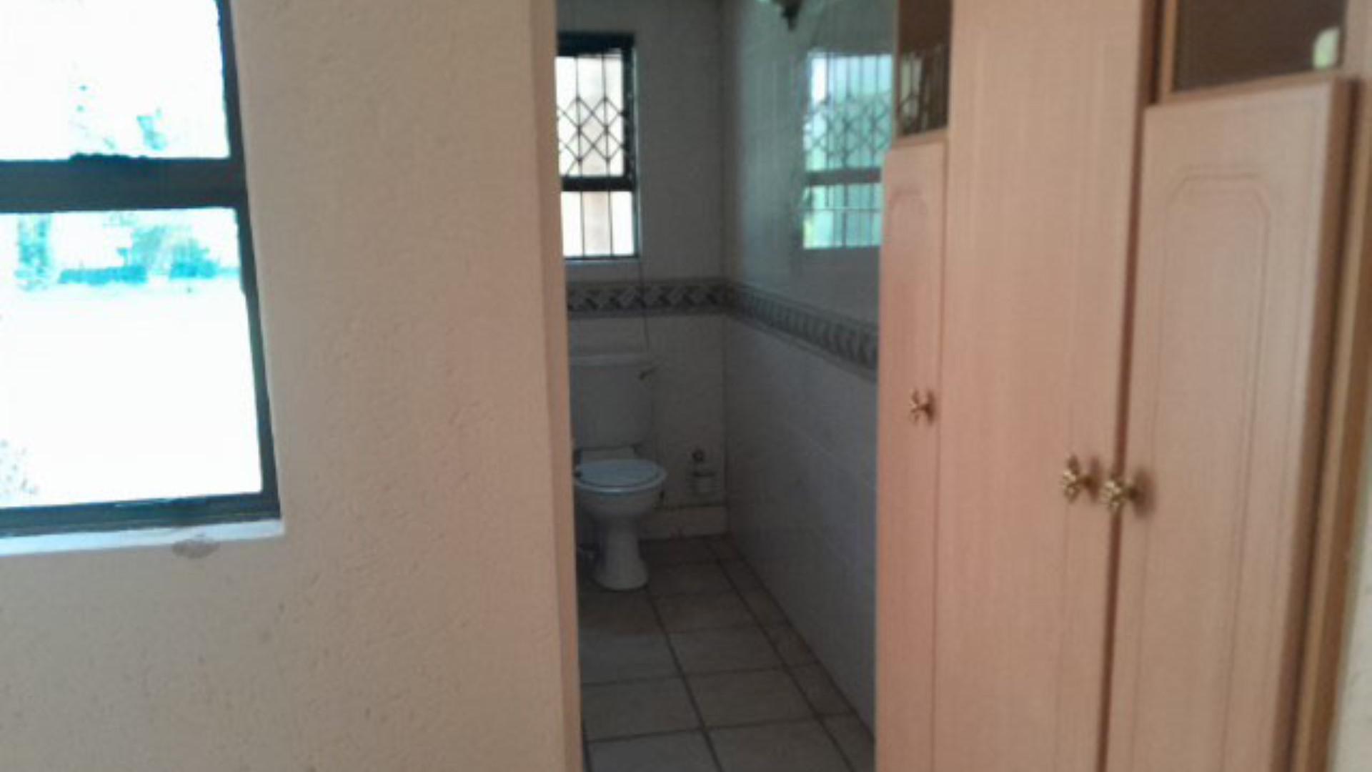 Bathroom 3+ of property in Bedfordview