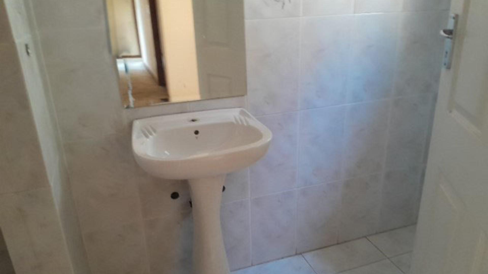 Bathroom 3+ of property in Bedfordview